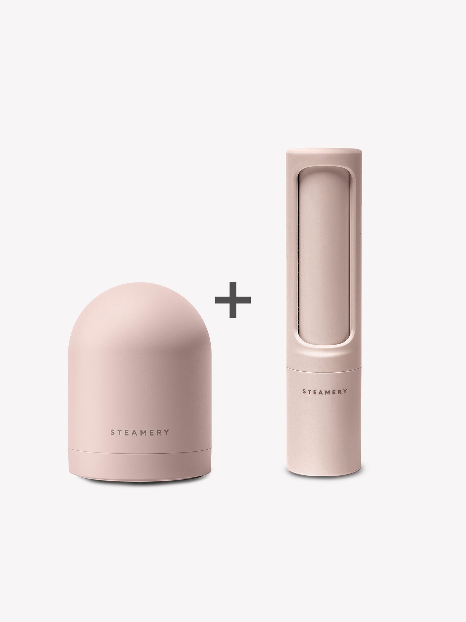 Steameryn kätevät ja tyylikkäästi muotoillut vaatehuoltotuotteet tuotepakettina vaaleanpunaisena - upea ja ekologinen lahja, joka ilahduttaa saajaansa varmasti pitkään. Pakettiin kuuluu: STEAMERY PILO No. 2 nukanpoistaja sekä STEAMERY vaateharja