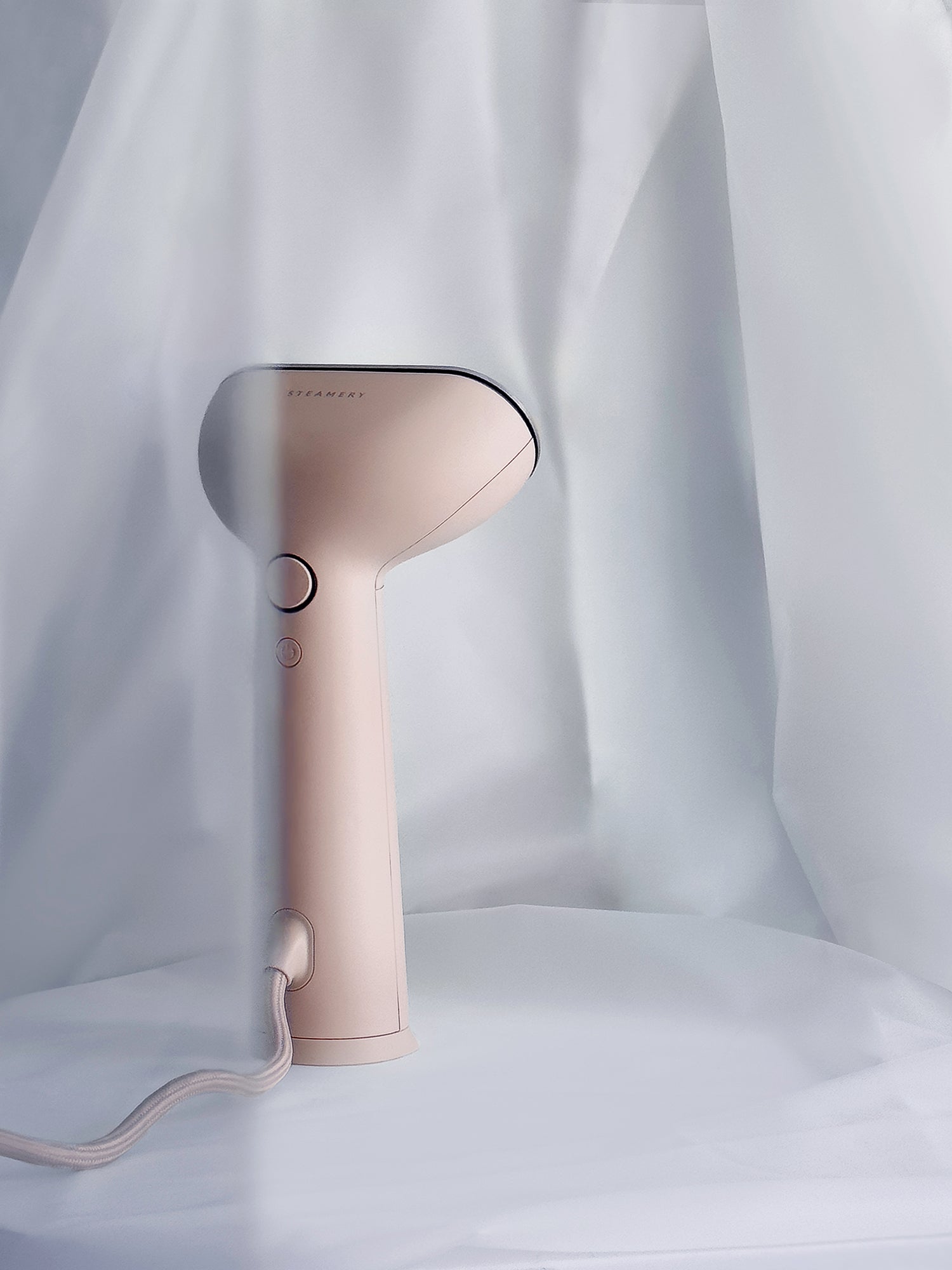 Steameryn kätevät ja tyylikkäästi muotoillut vaatehuoltotuotteet tuotepakettina vaaleanpunaisena - upea ja ekologinen lahja, joka ilahduttaa saajaansa varmasti pitkään. Pakettiin kuuluu: STEAMERY CIRRUS 3 vaatehöyrystin, STEAMERY PILO No. 2 nukanpoistaja sekä STEAMERY vaateharja. Kuva 1