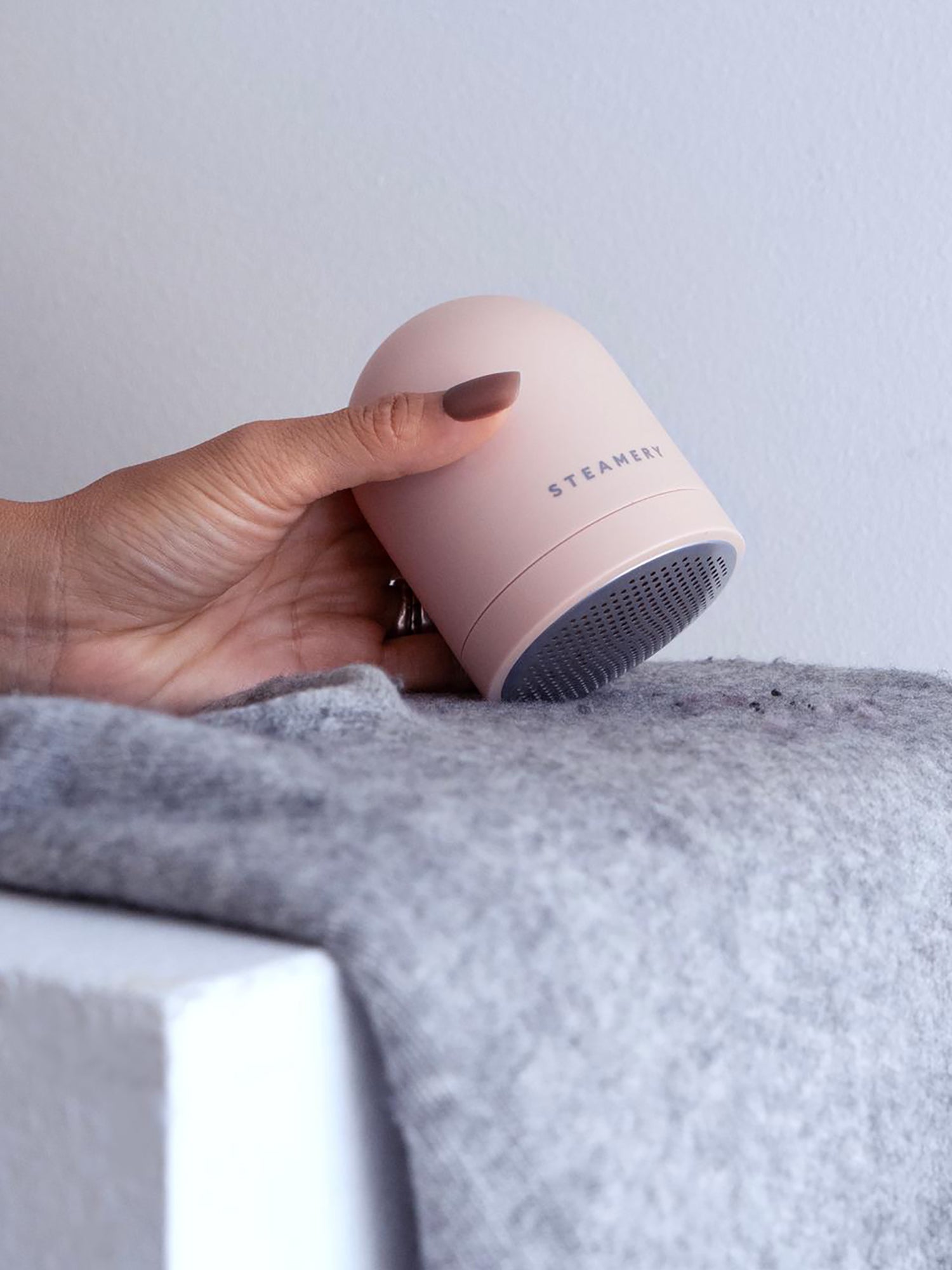 Steameryn kätevät ja tyylikkäästi muotoillut vaatehuoltotuotteet tuotepakettina vaaleanpunaisena - upea ja ekologinen lahja, joka ilahduttaa saajaansa varmasti pitkään. Pakettiin kuuluu: STEAMERY PILO No. 2 nukanpoistaja sekä STEAMERY vaateharja. kuva 1