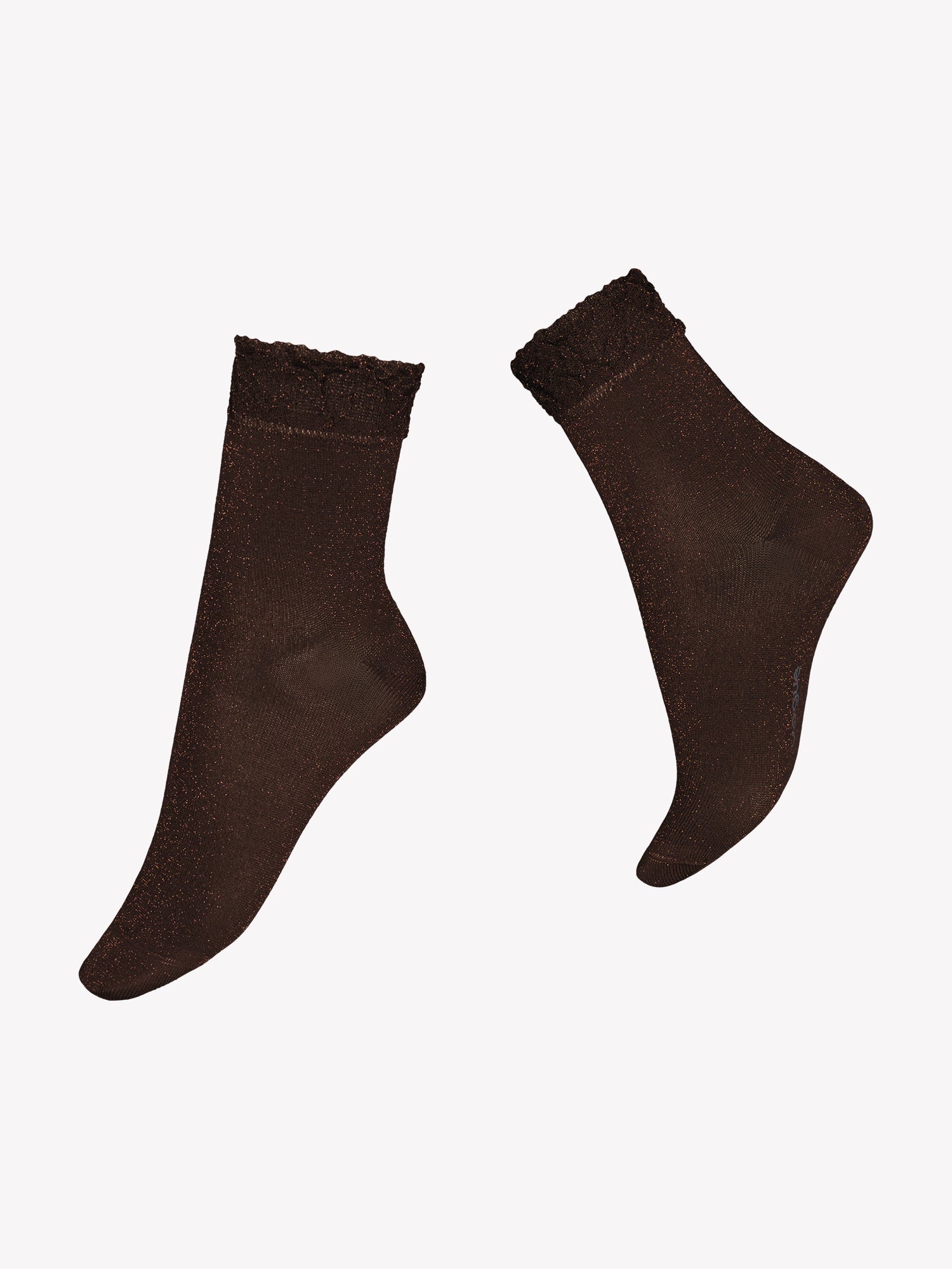 Kauniin kimaltelevat ruskeat nilkkasukat frillareunuksella tuotekuvassa.