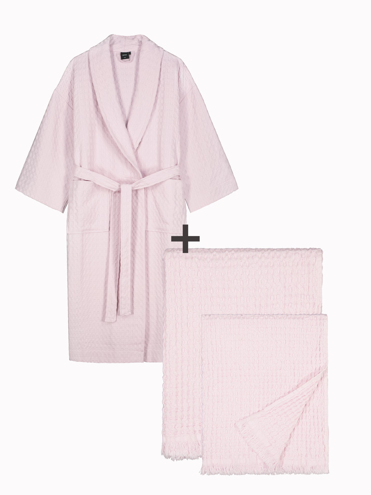 Tuotekuvassa vaaleanpunaiset Vohveli kylpytakki, kylpypyyhe ja käsipyyhe