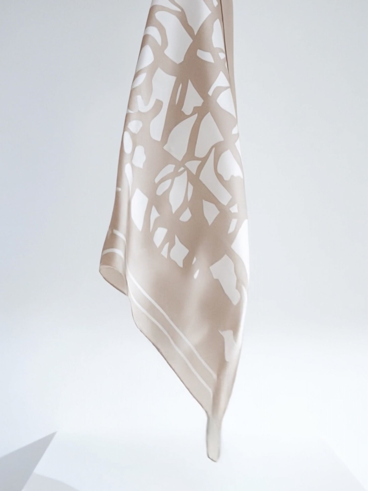 Naisten tyylikäs beige-valkoinen kuviollinen Palsta silkkihuivi tuotevideossa