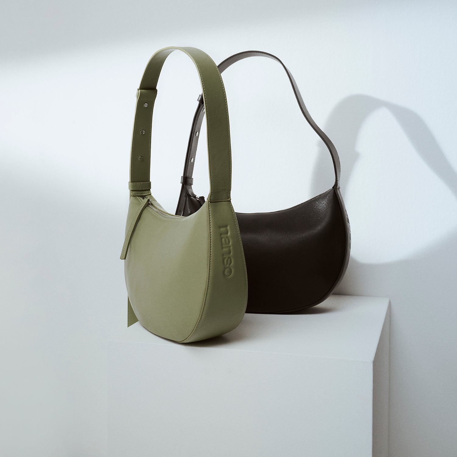 Nanson Olka Kuu laukut kuvassa, musta ja vaaleanvihreä.