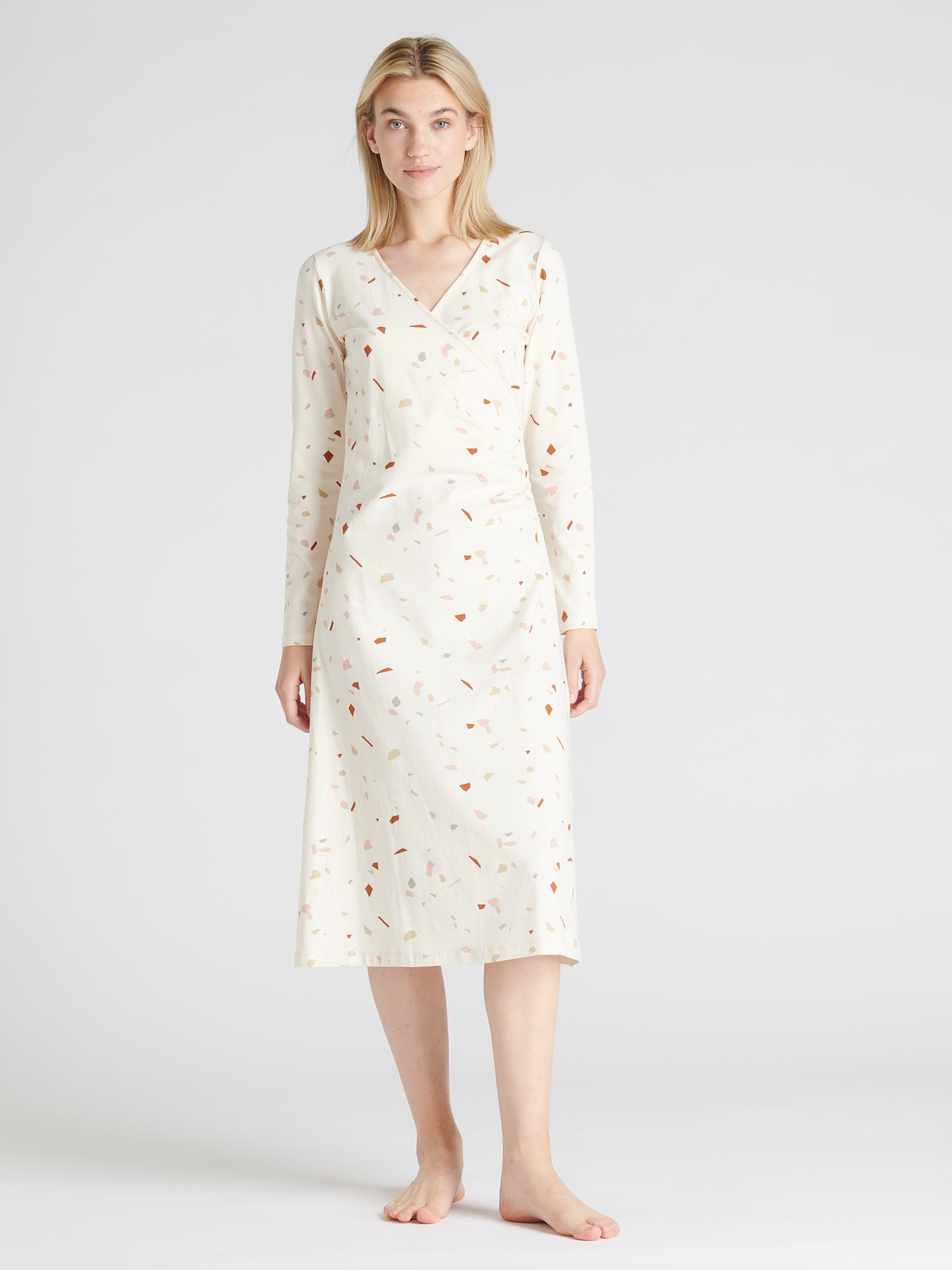 Nanson naisten kuosillinen Terrazzo-yöpaita, jossa on rypytystä toisessa kyljessä ja kietaisuyksityiskohta edessä.