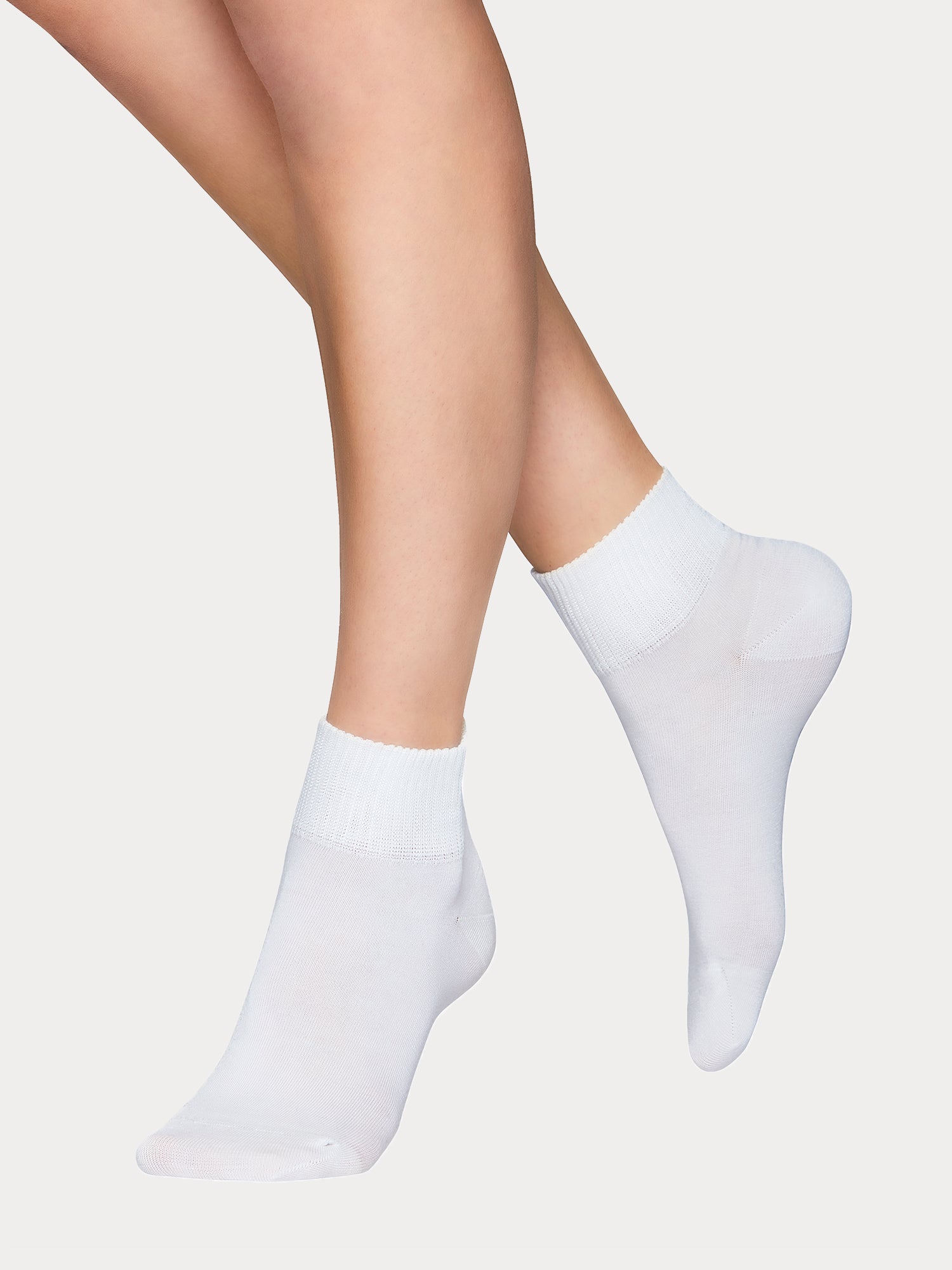Voguen pehmeän silkkiset valkoiset lyocell-sneakerit modernilla leveämmällä resorilla. Lyocell on laatuna täydellinen valinta, se on sekä silkkisen pehmeä että ympäristöystävällinen.