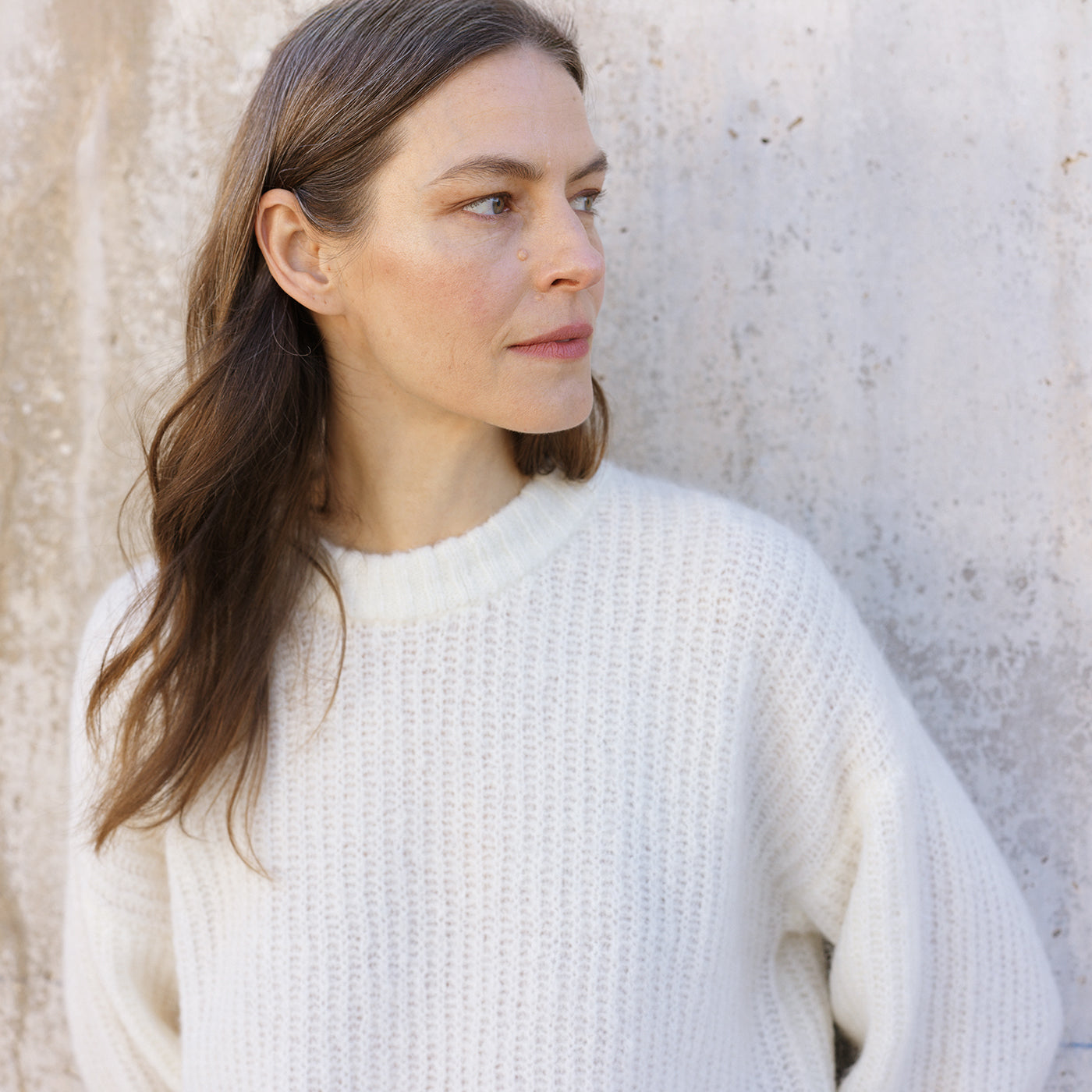 Nanson naisten luonnonvalkoinen Karamelli-neulepusero mallin päällä lähikuvassa.