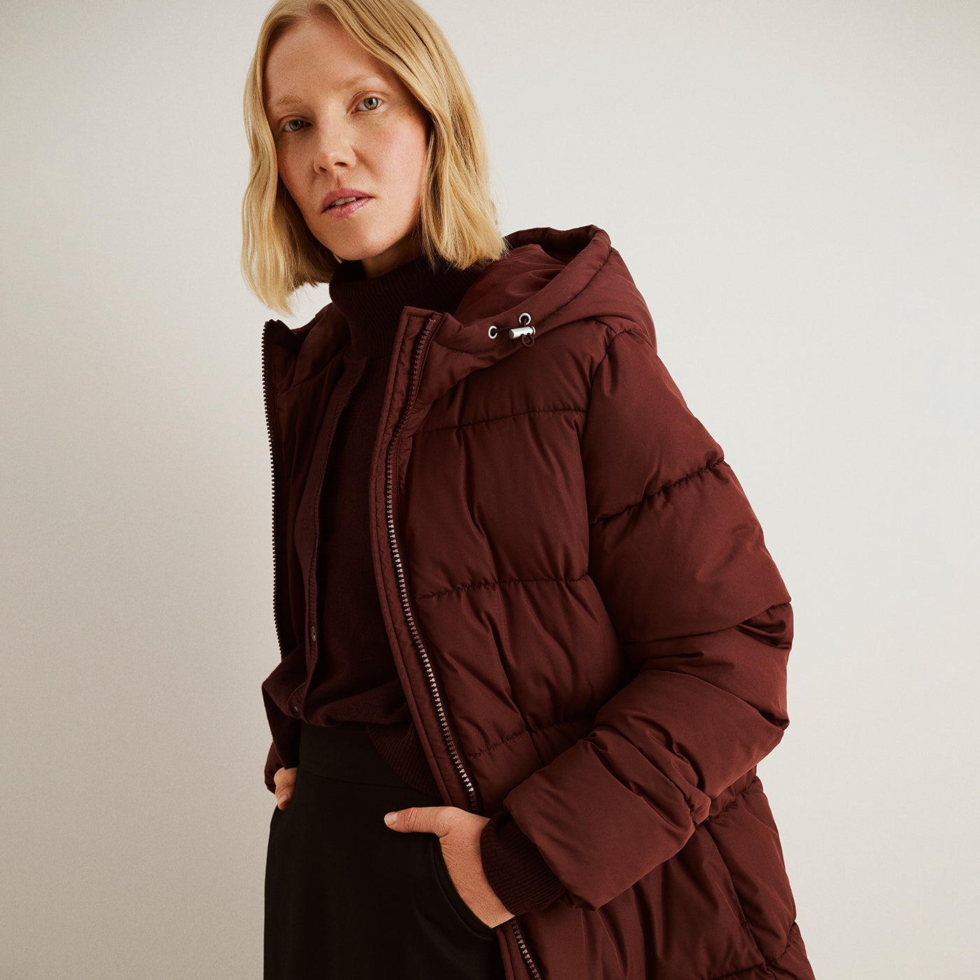 Nanson naisten tummanruskea Lumi-toppatakki mallin päällä sivusta päin.