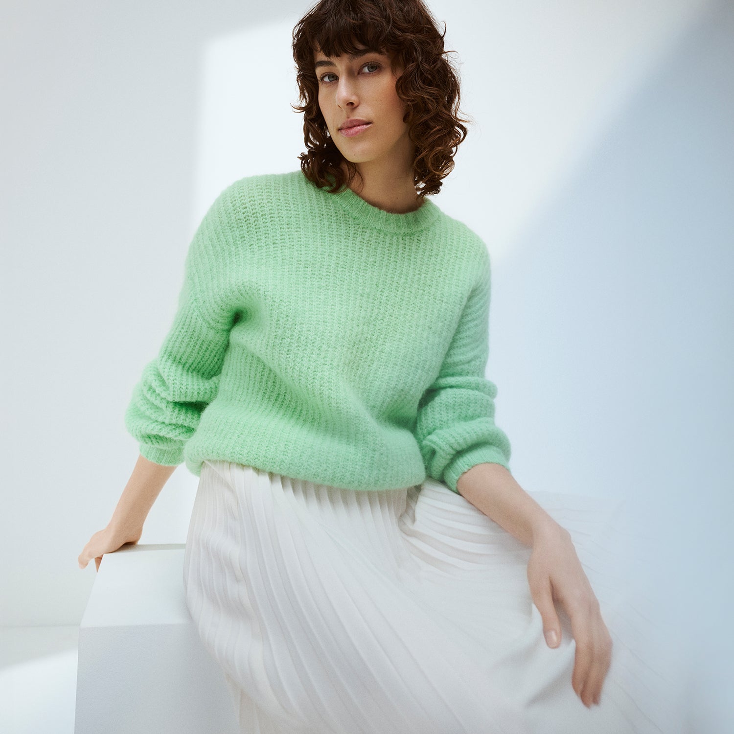 Nanson vaaleanvihreä Karamelli-neulepusero mallin päällä.