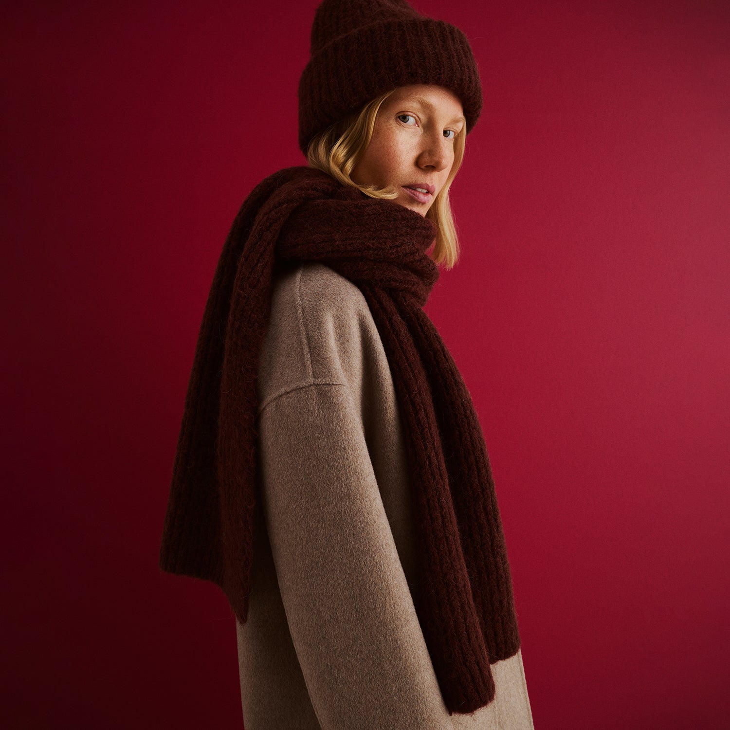 Nanson naisten tummanruskea Usva pipo ja kaulahuivi mallin päällä.