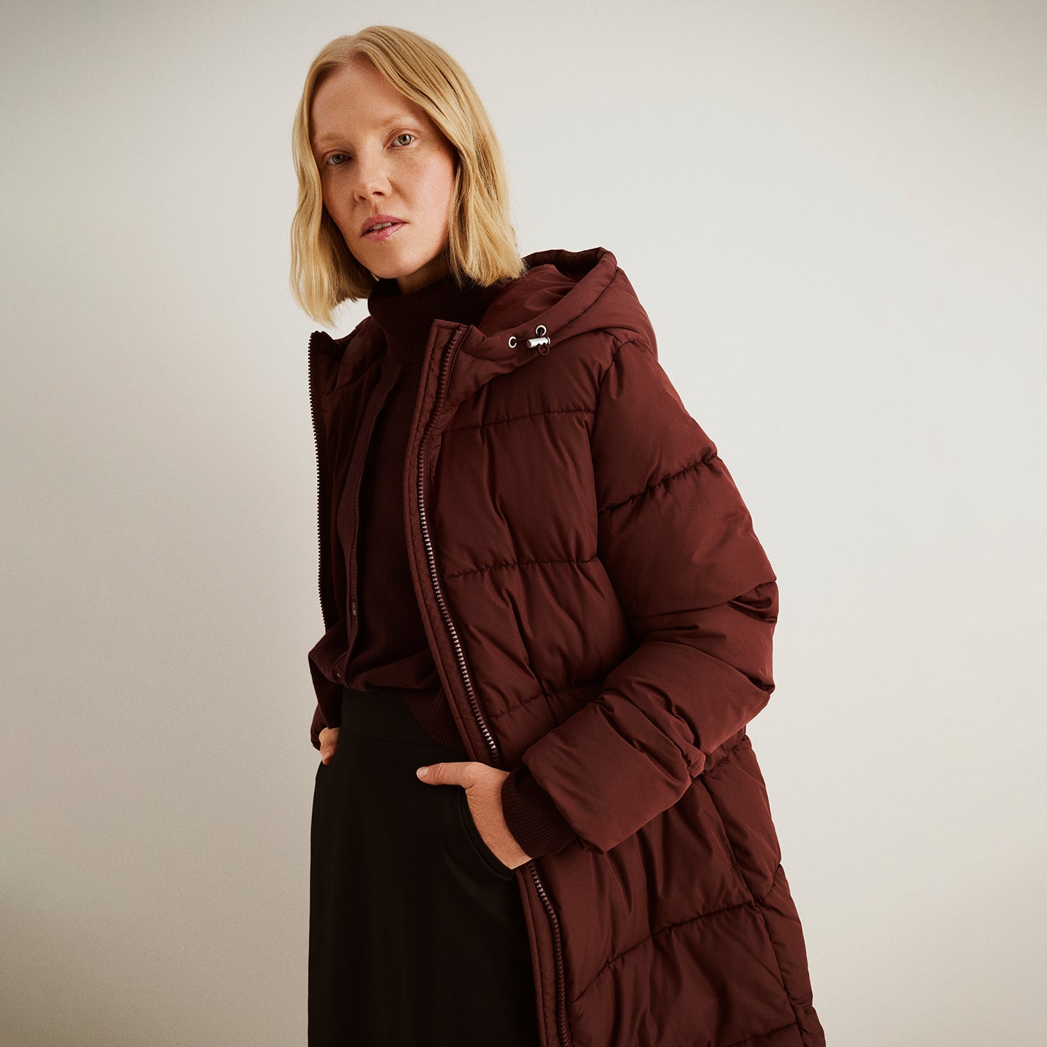 Nanson naisten tummanruskea Lumi toppatakki mallin päällä.