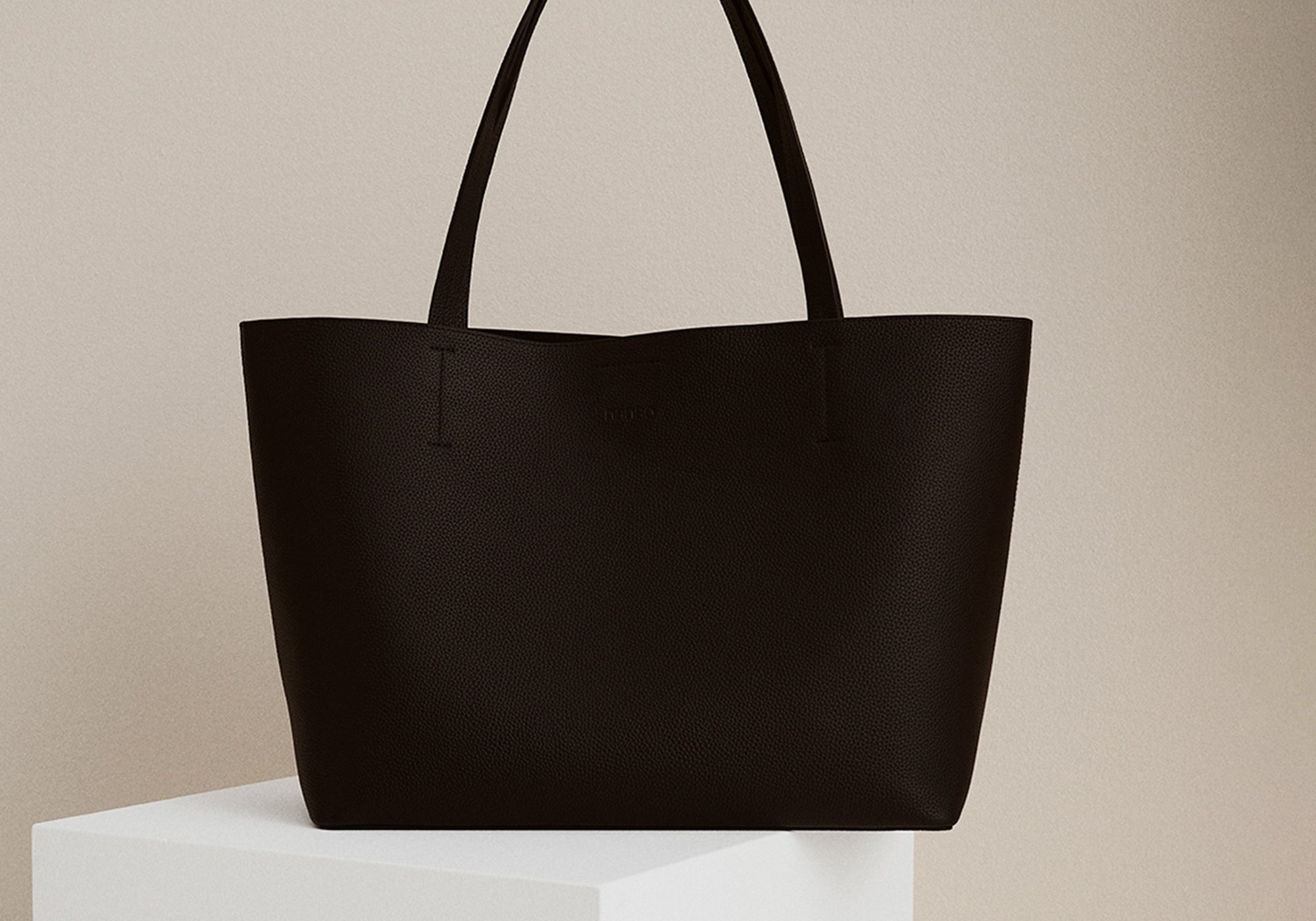 Nanson Maxi Naru musta nahkalaukku.