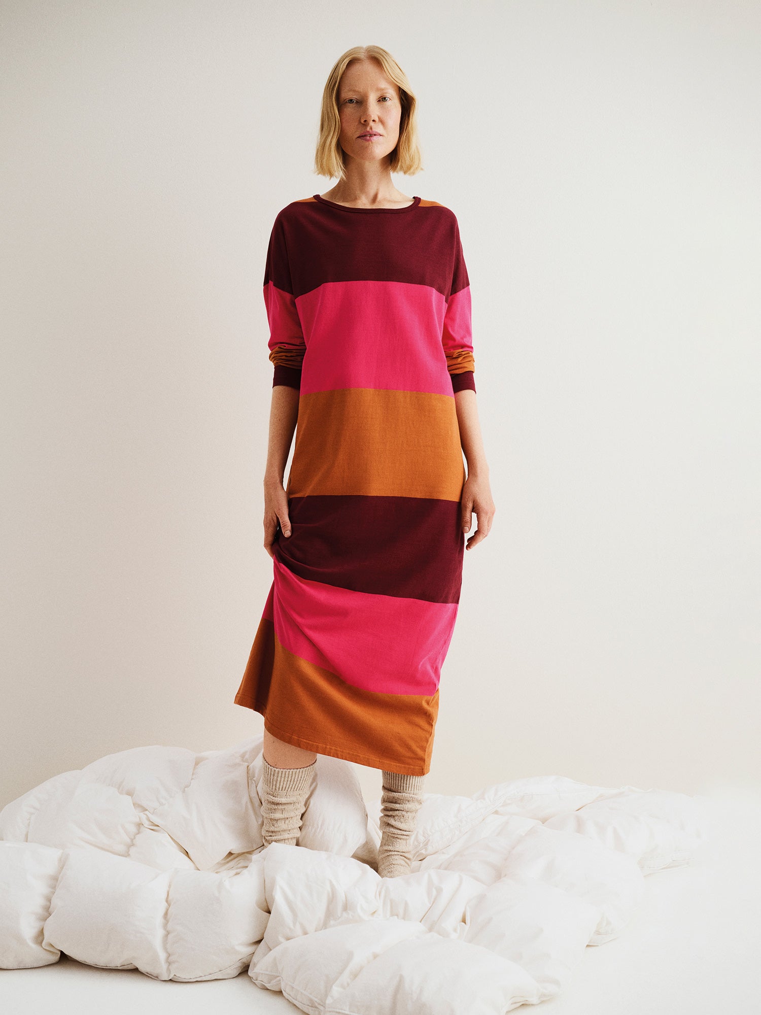 Nanson naisten raidallinen Trio pitkä yöpaita punaisessa sävyssä mallin päällä edestäpäin kuvattuna.