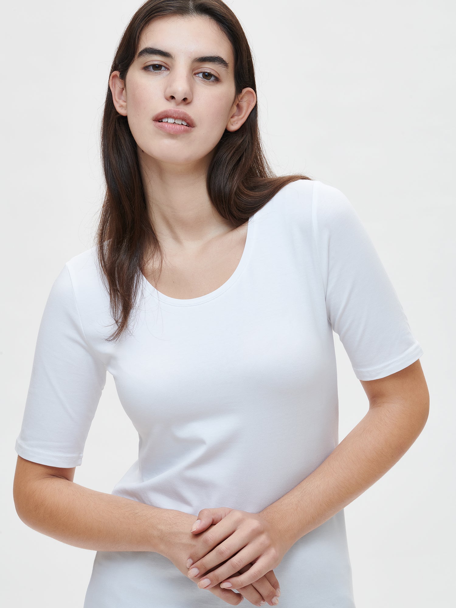 Naisten klassinen valkoinen Basic t-paita pyöreällä pääntiellä.