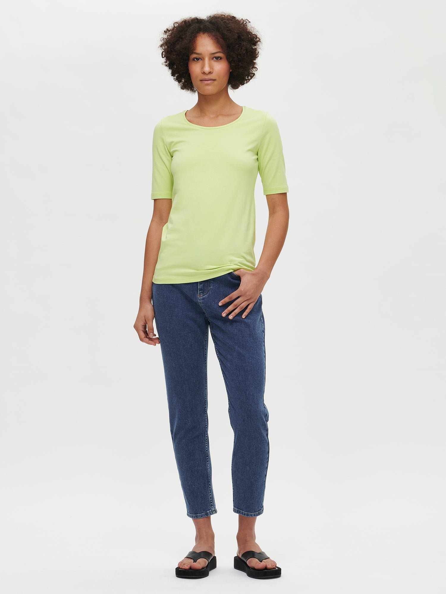 Nanson naisten klassinen, limenvihreän värinen Basic t-paita pyöreällä pääntiellä mallin päällä.