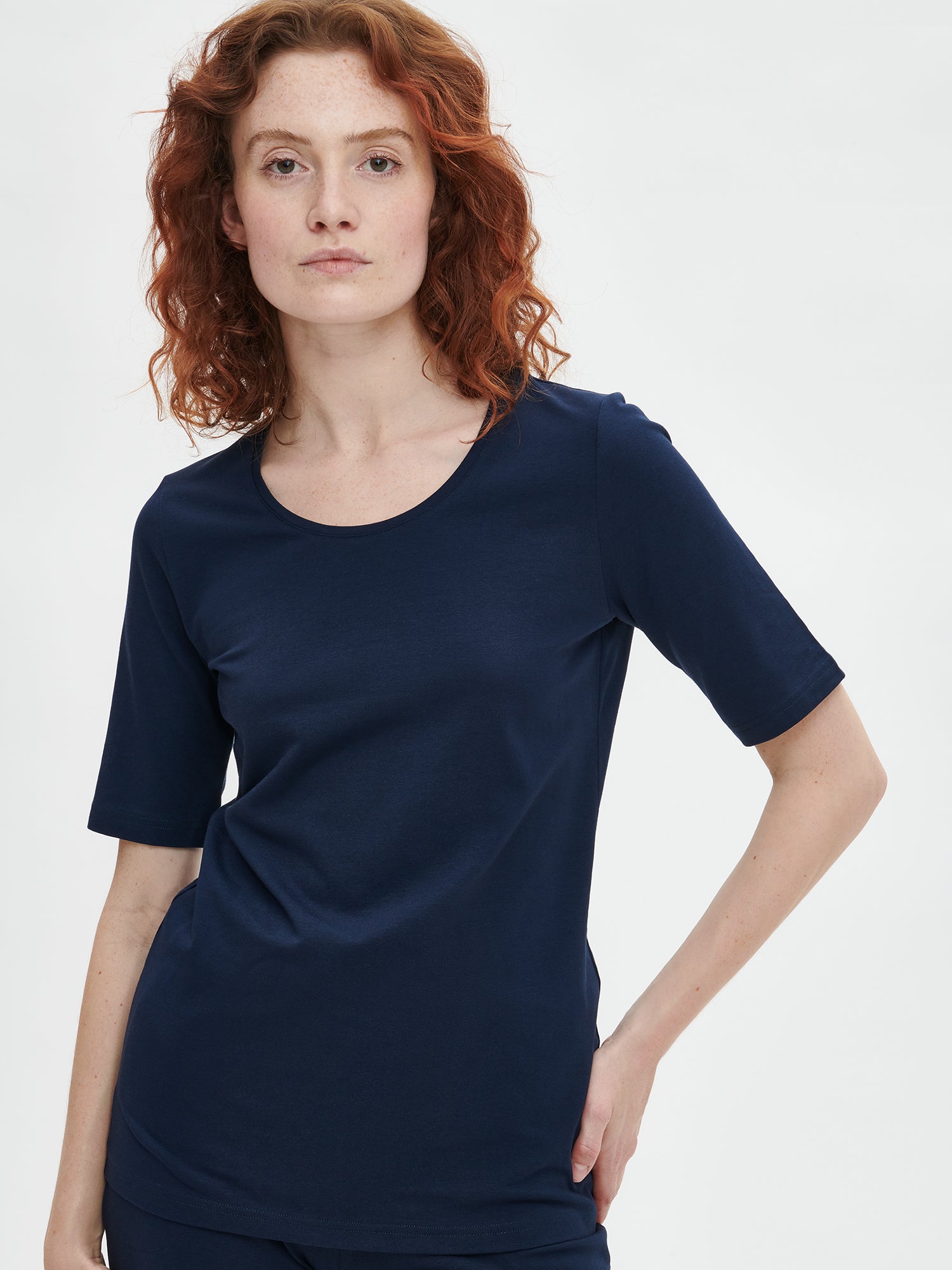Naisten klassisen tyylikäs tummansininen Basic t-paita pyöreällä pääntiellä edestä. 