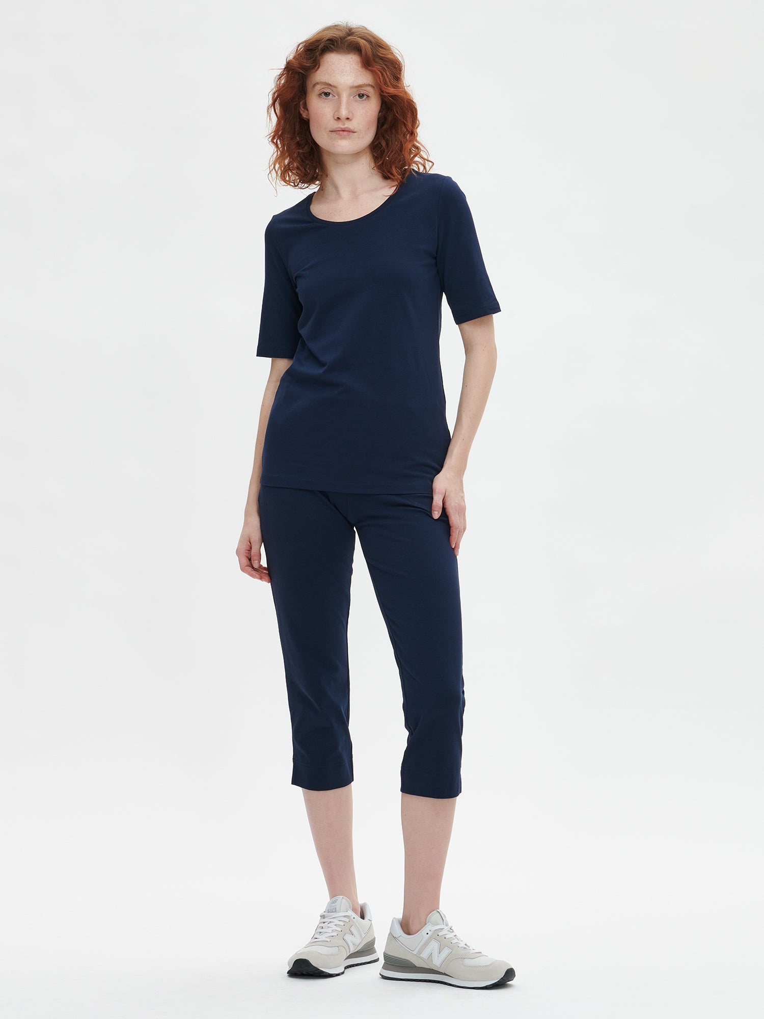 Naisten klassisen tyylikäs tummansininen Basic t-paita pyöreällä pääntiellä mallin päällä.
