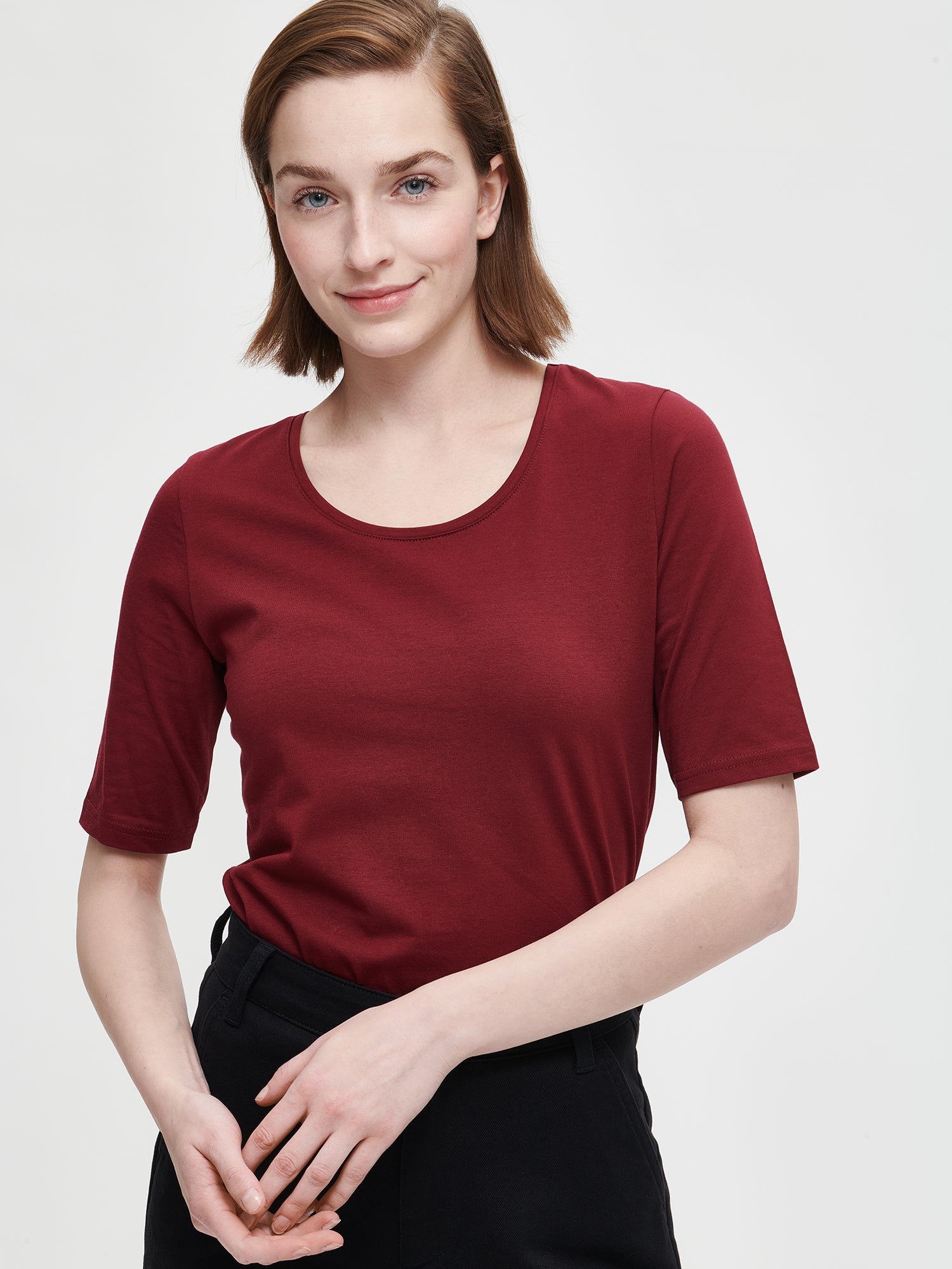 Nanson naisten klassisen tyylikäs viininpunainen Basic t-paita pyöreällä pääntiellä edestä