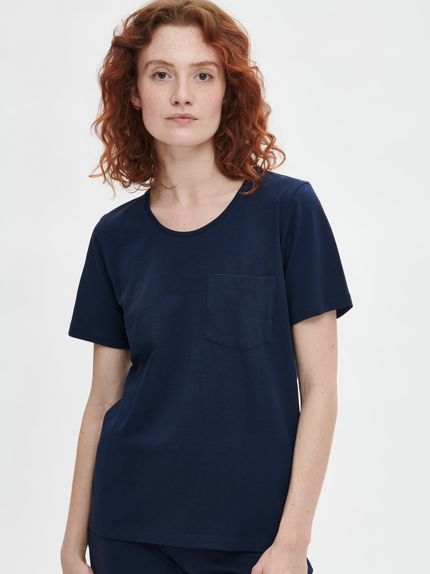 Nanson naisten tyylikäs tummansininen Tasku t-paita pyöreällä pääntiellä.