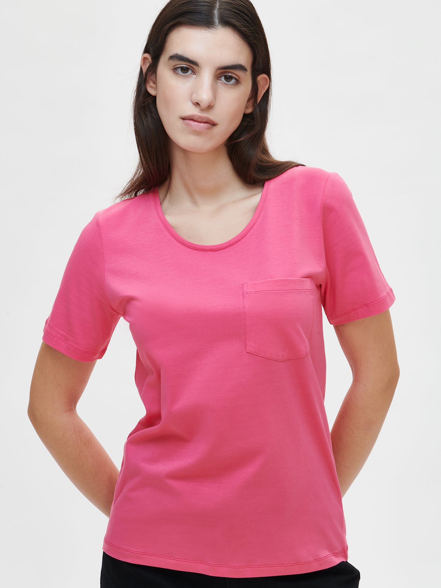 Nanson naisten raikas pinkki Tasku t-paita pyöreällä pääntiellä.