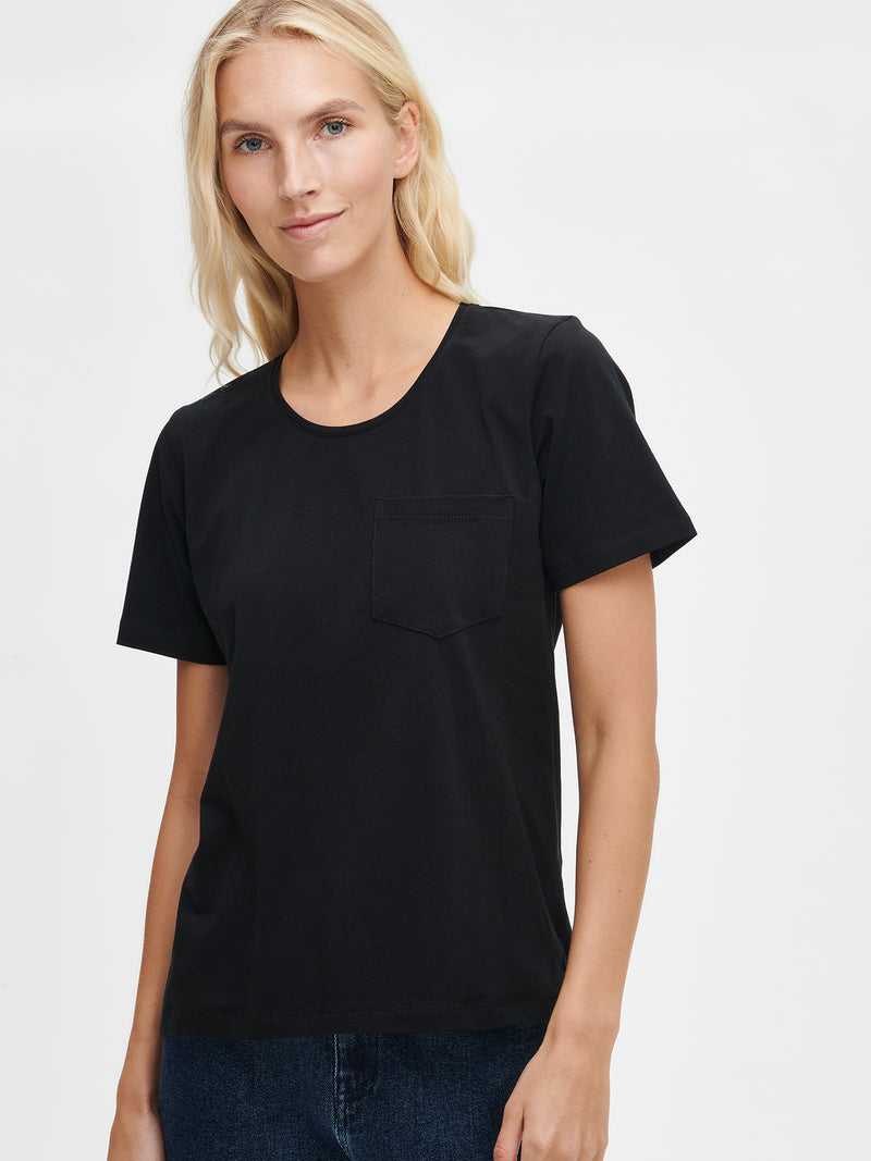 Naisten klassinen, musta Tasku t-paita pyöreällä pääntiellä. 