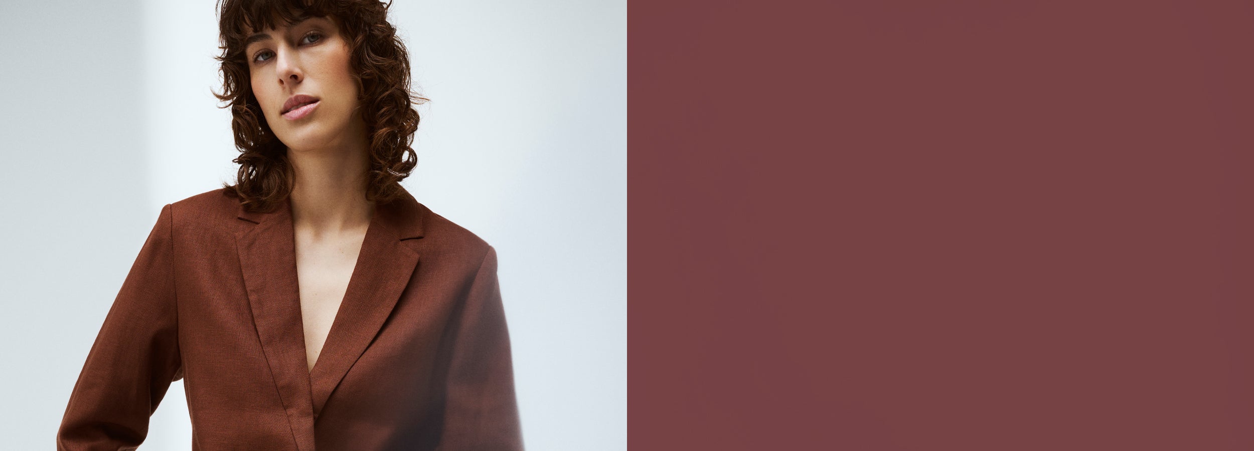 Nanson Arles ruskea pellavajakku mallin päällä läheltä kuvattuna