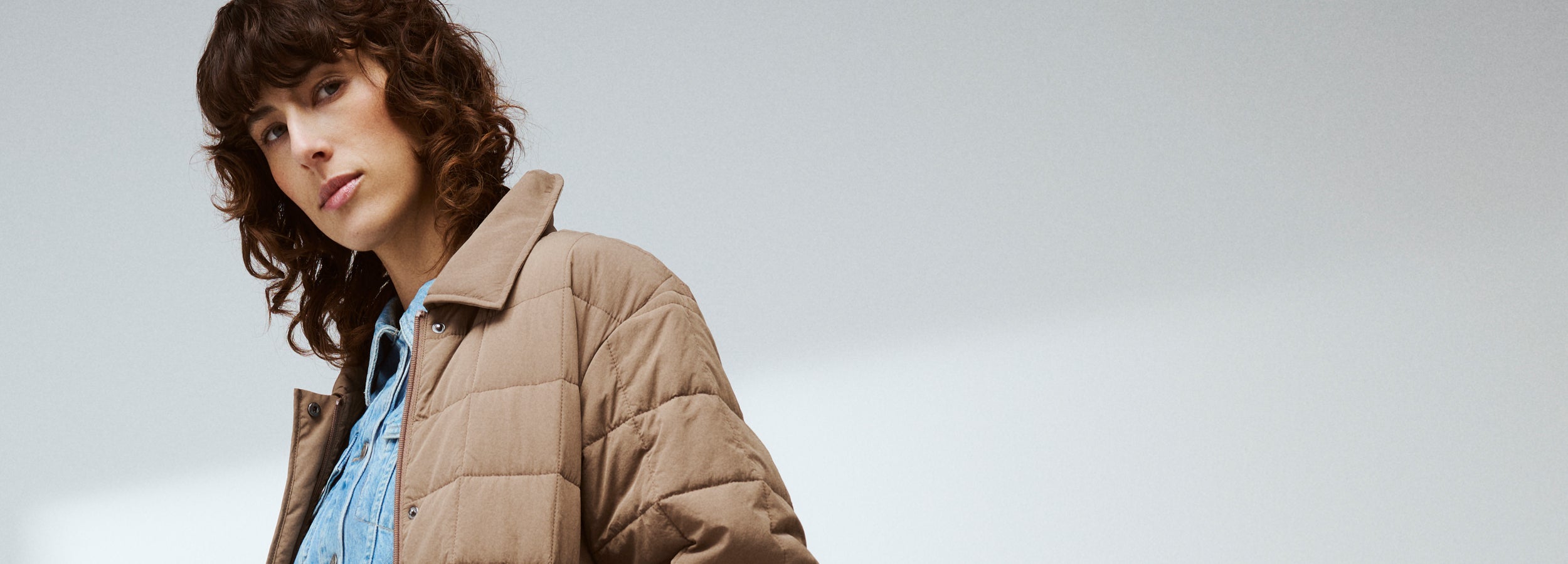 Nanson Marje tikkitakki mallin päällä farkkupaidan kanssa läheltä kuvattuna