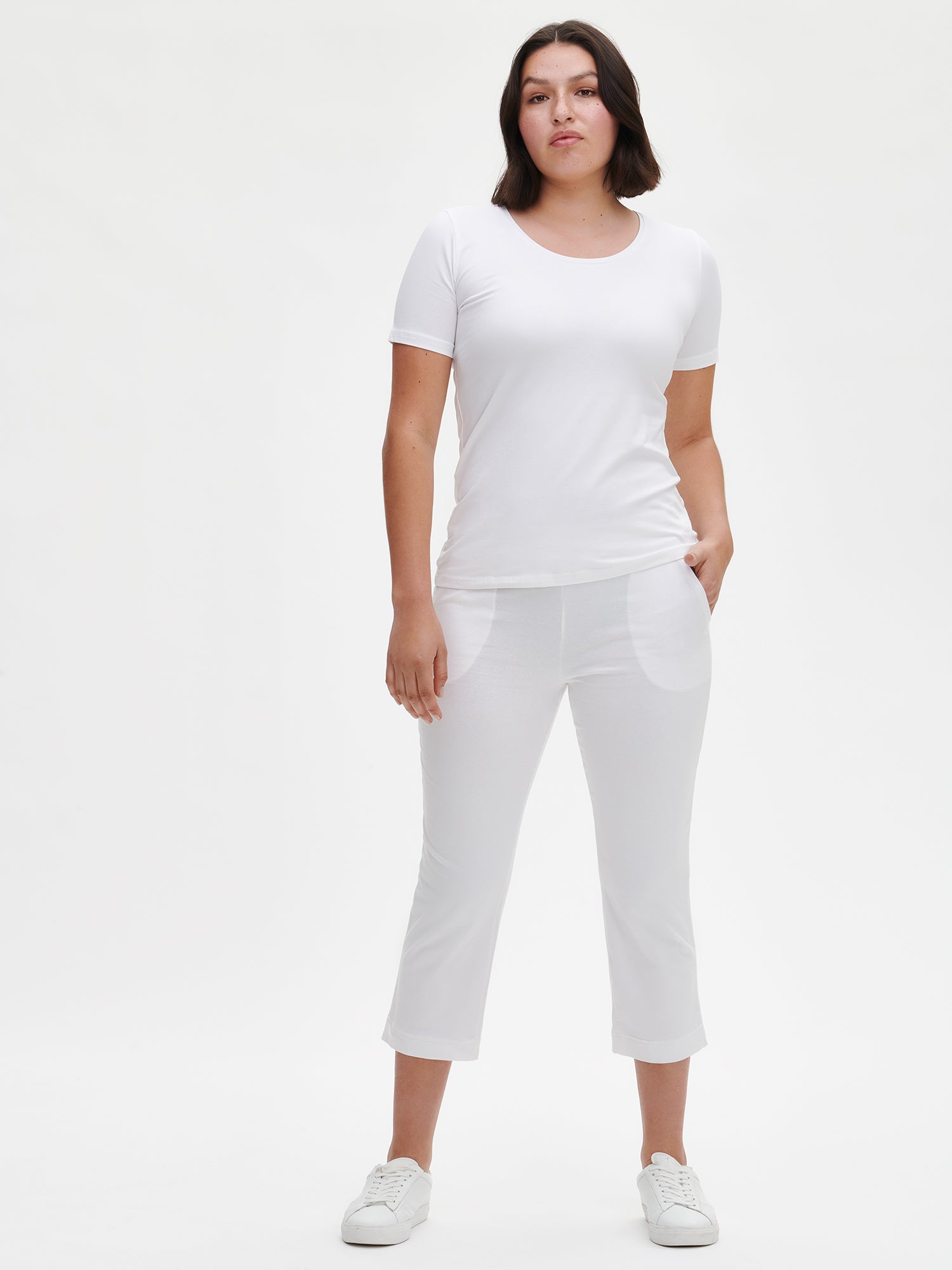 Naisten joustavat ja mukavat valkoiset Basic-housut.