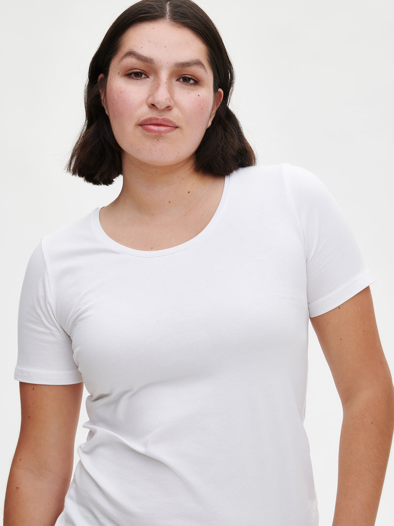 Naisten klassinen valkoinen Basic T-paita pyöreällä pääntiellä.