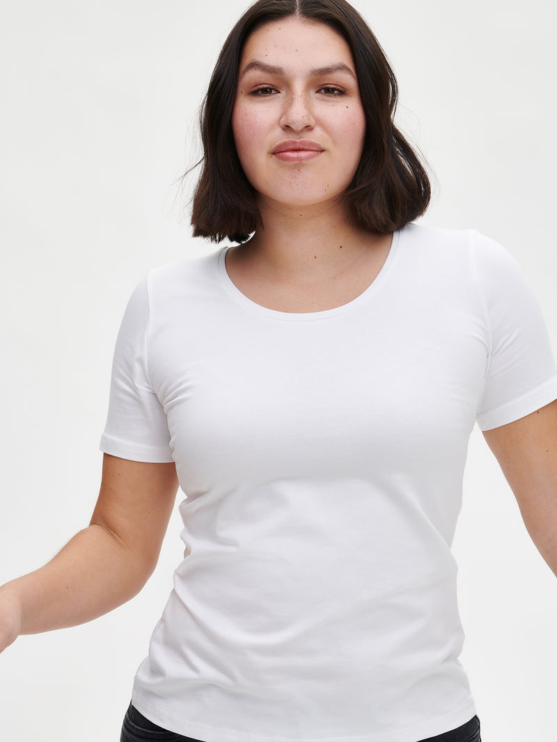 Naisten klassinen valkoinen Basic T-paita pyöreällä pääntiellä.