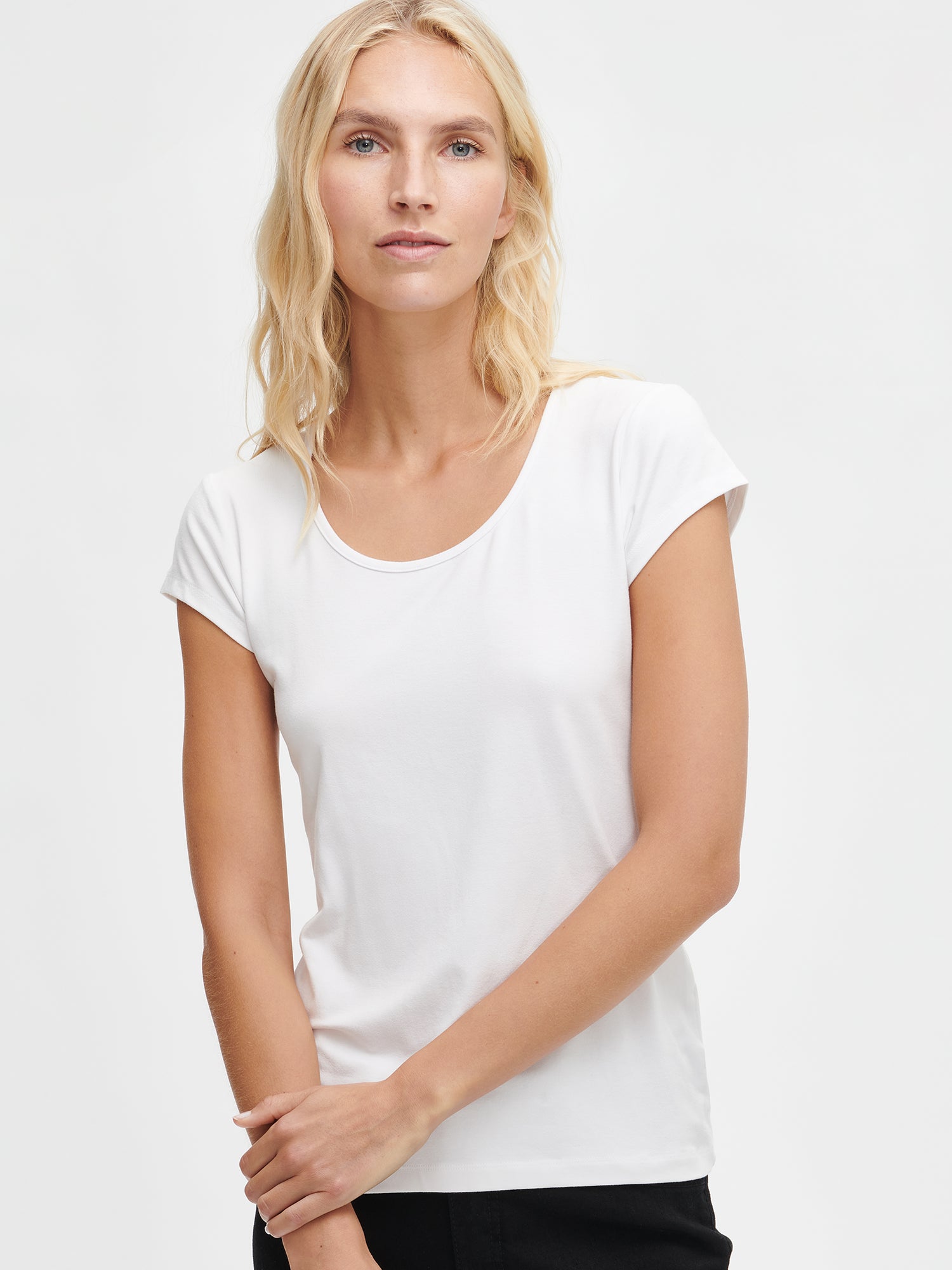 Naisten yksivärinen valkoinen Viskoosi Basic t-paita pyöreällä pääntiellä. 