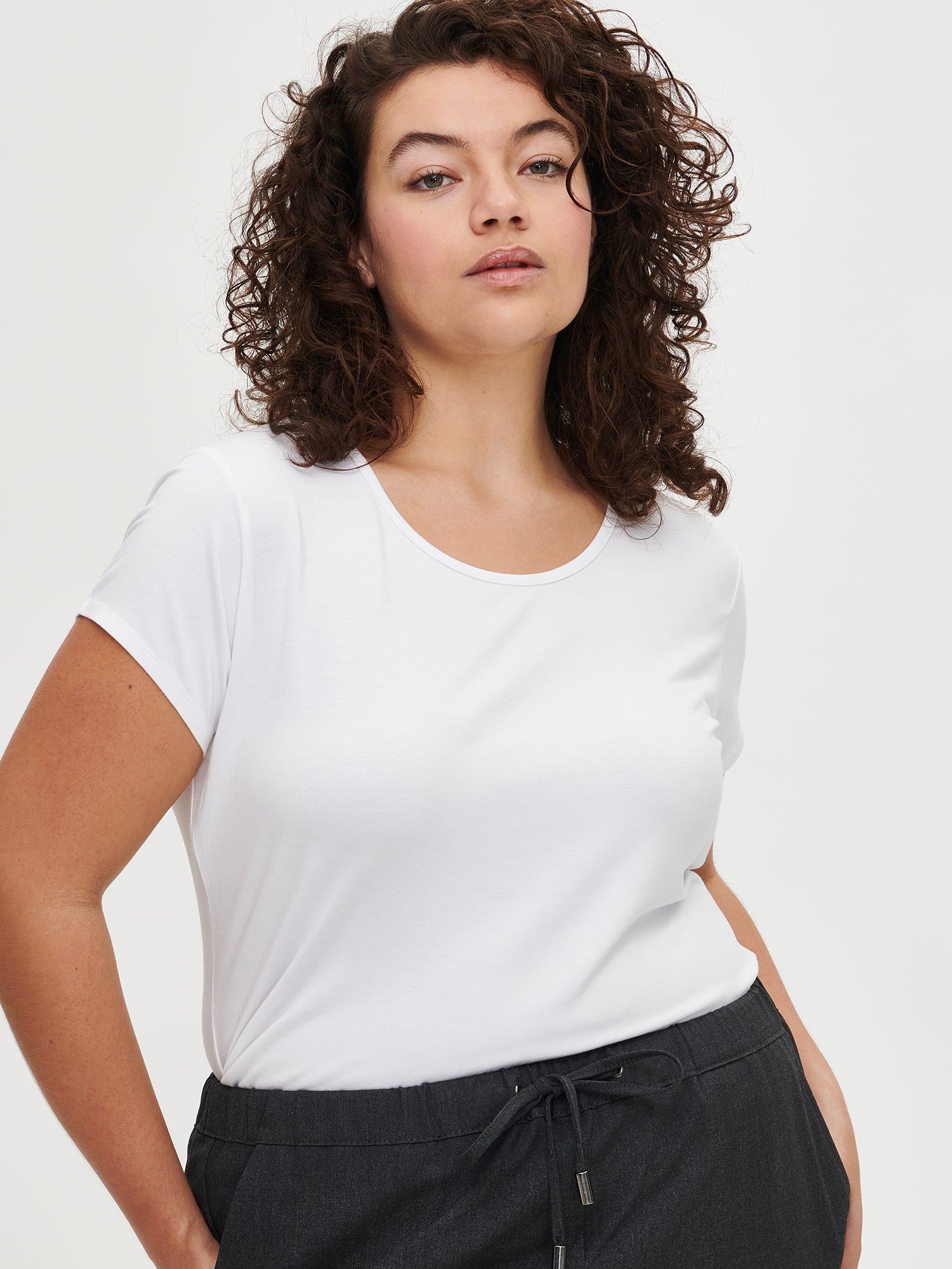 Naisten yksivärinen valkoinen Viskoosi Basic t-paita pyöreällä pääntiellä.
