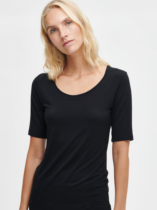 Nanson naisten tyylikäs musta t-paita pyöreällä pääntiellä.