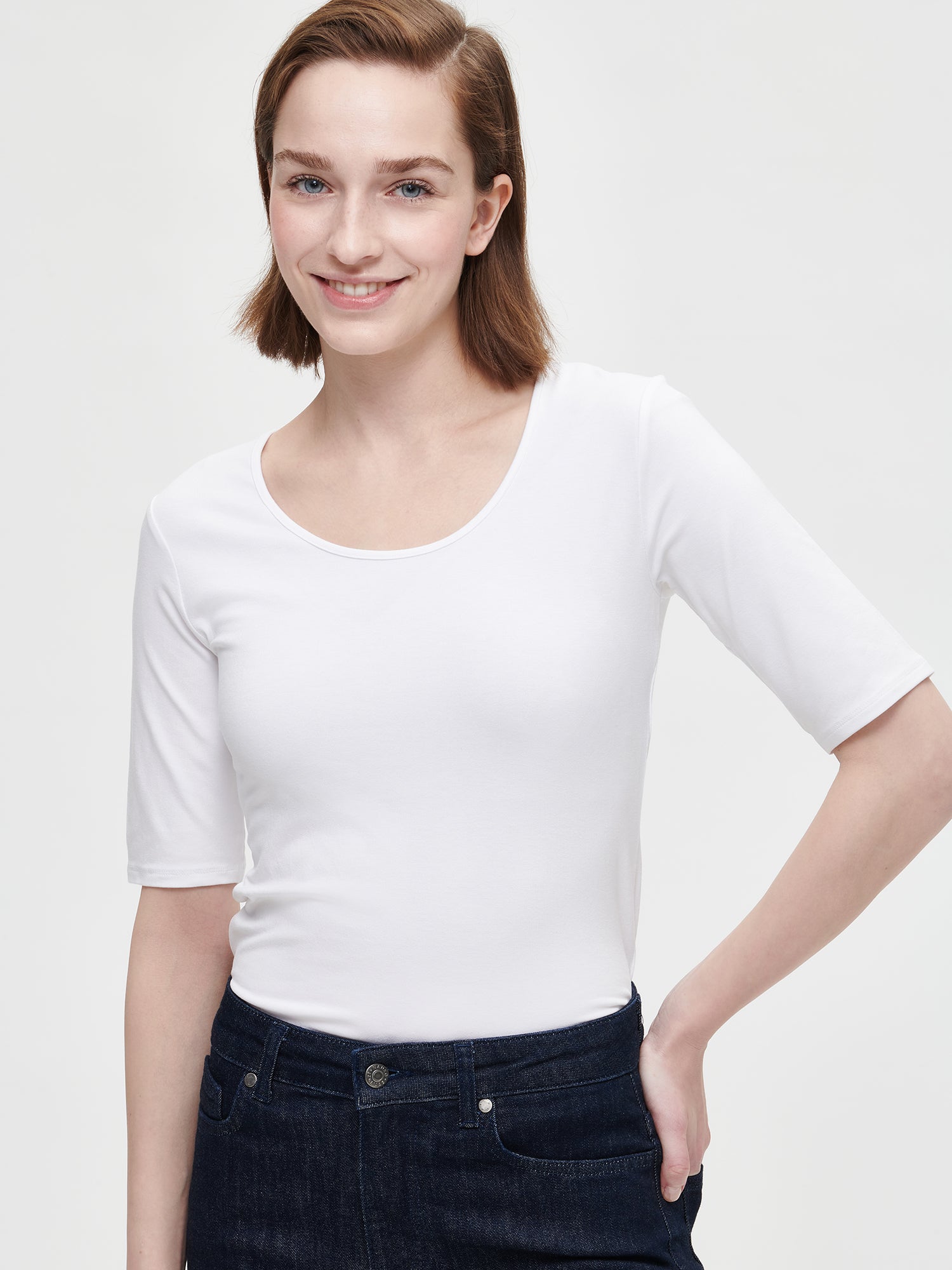 Nanson naisten valkoinen BASIC t-paita pyöreällä pääntiellä koossa S mallin päällä.