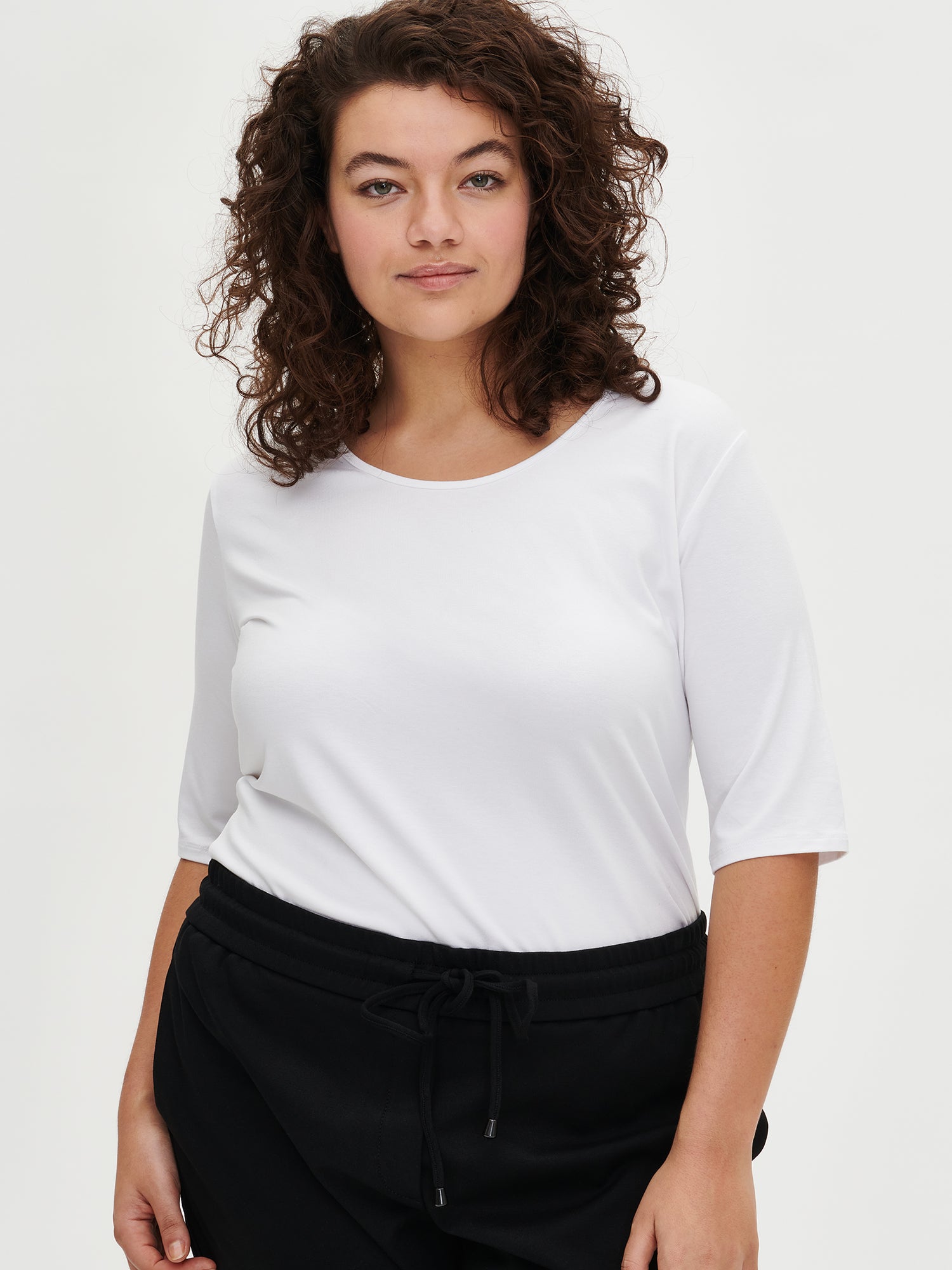 Nanson naisten valkoinen BASIC t-paita pyöreällä pääntiellä koossa XL mallin päällä.