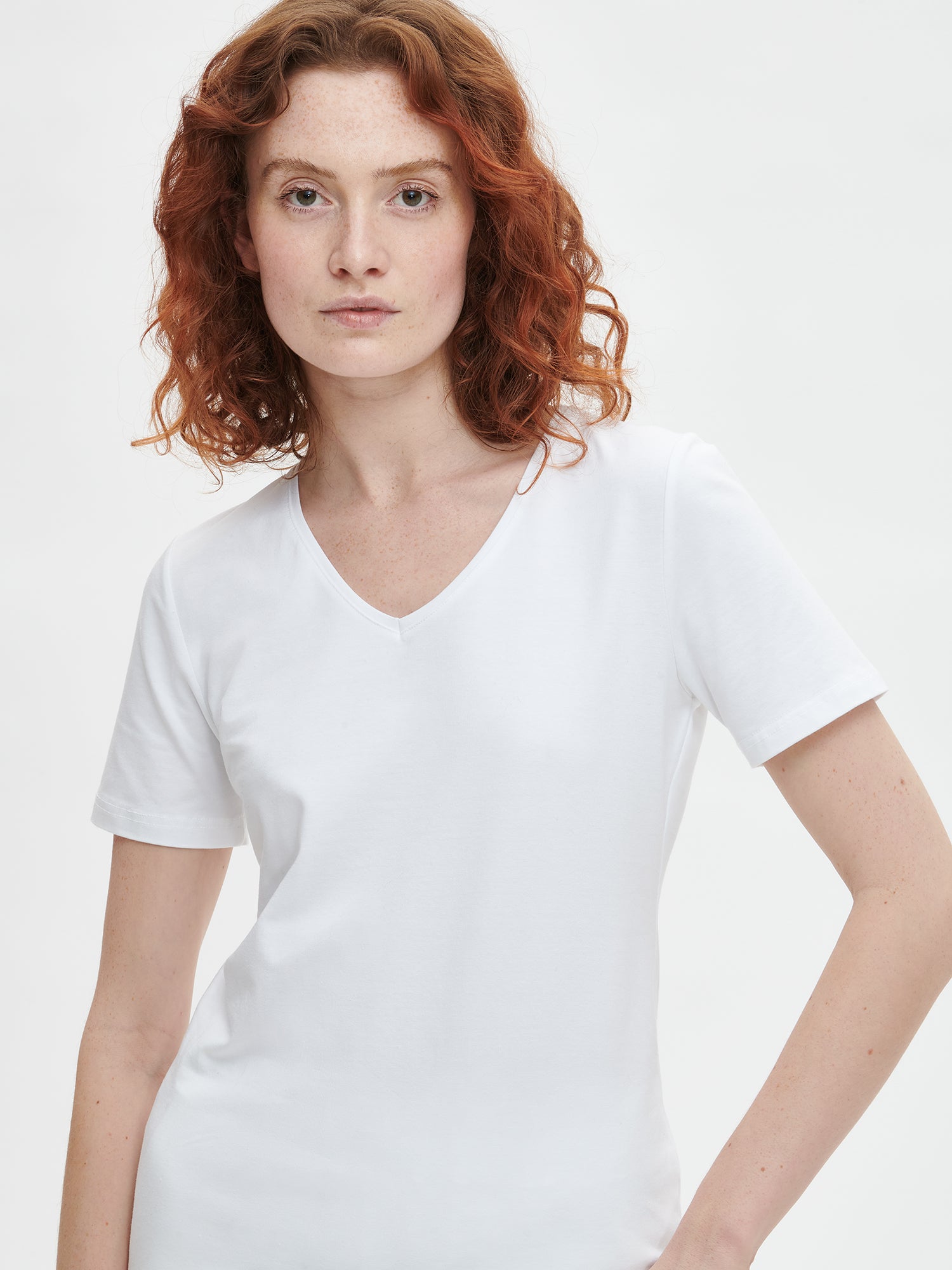 Nanson naisten klassinen valkoinen Basic t-paita v-pääntiellä.