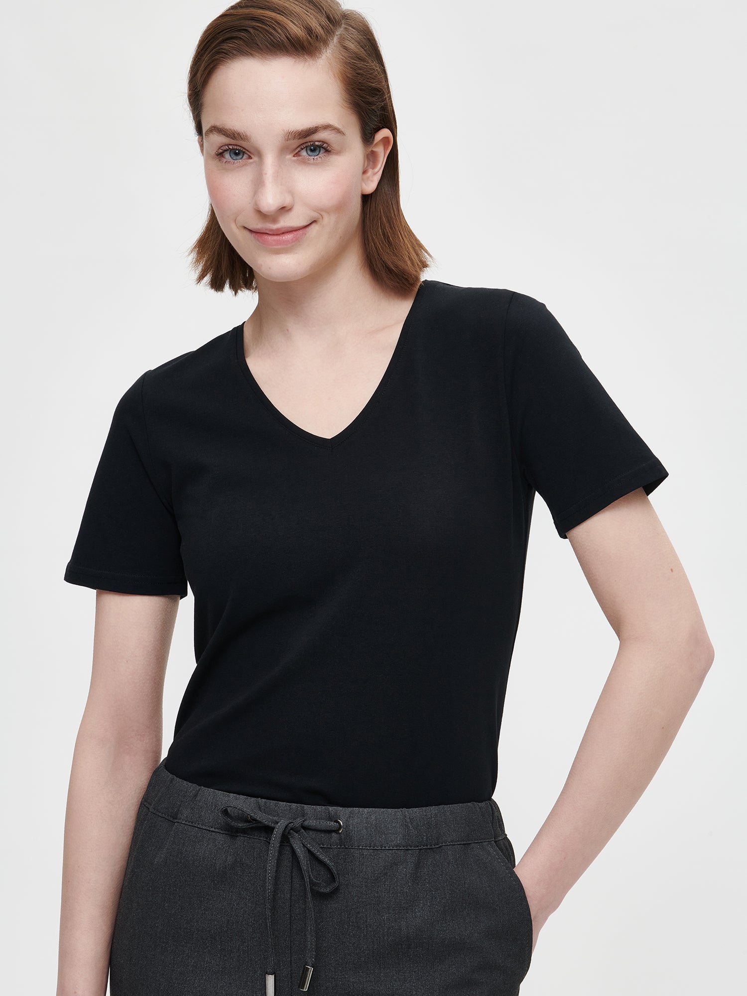 Nanson naisten klassinen musta Basic t-paita v-pääntiellä mallin päällä. 