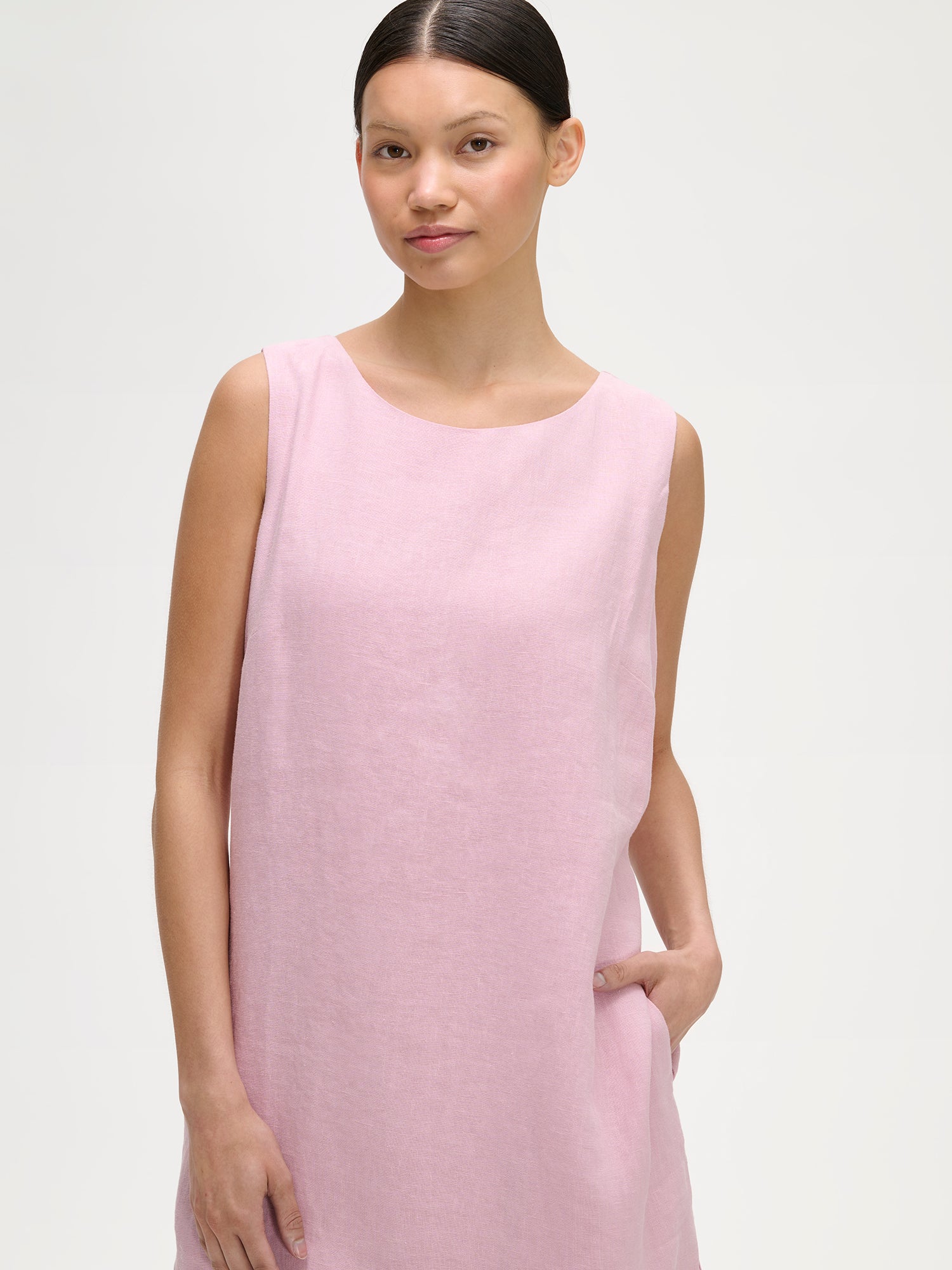 Nanson naisten hihaton roosa Luoto-pellavamekko mallin päällä lähikuvassa.