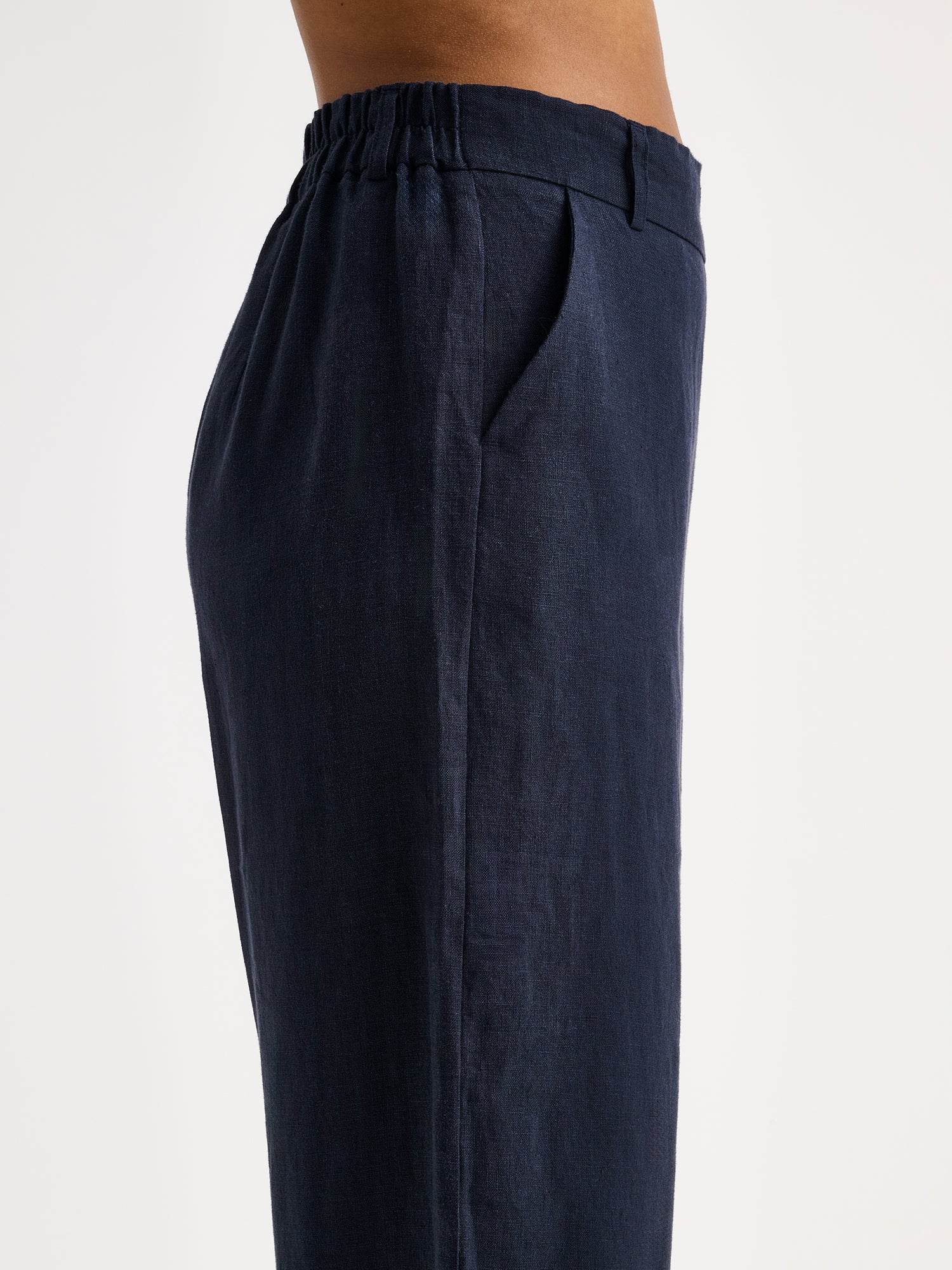 Nanson naisten tummansiniset Saari-pellavahousut vajaamittaisilla lahkeilla mallin päällä lähikuvassa.