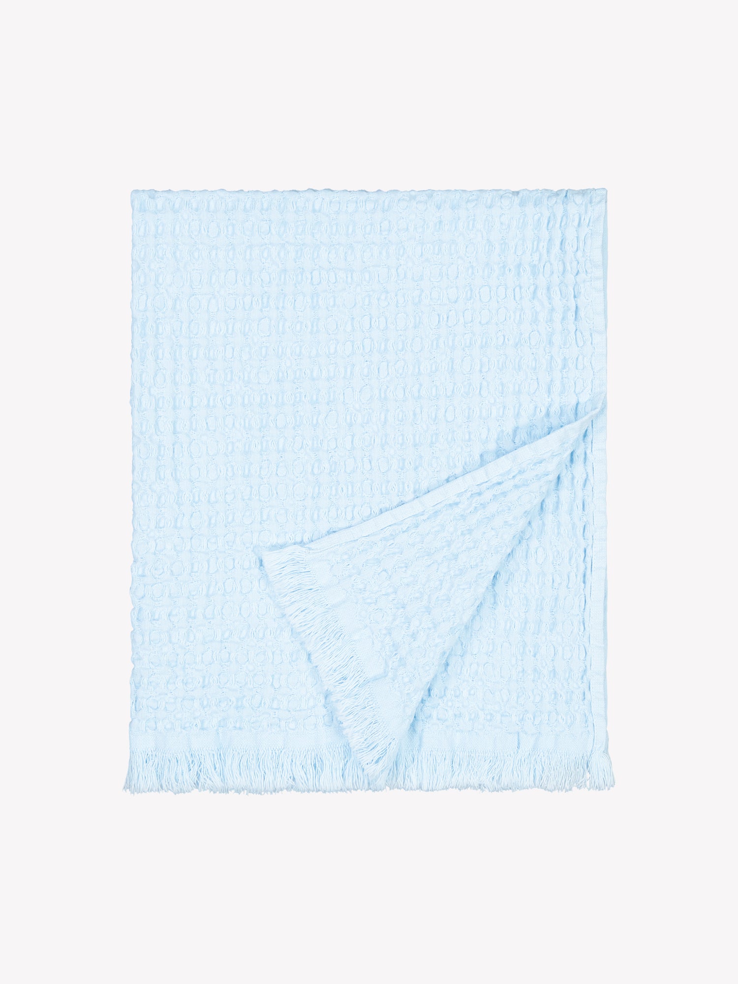 Nanson vaaleansininen Vohveli-käsipyyhe viikattuna tuotekuvassa.