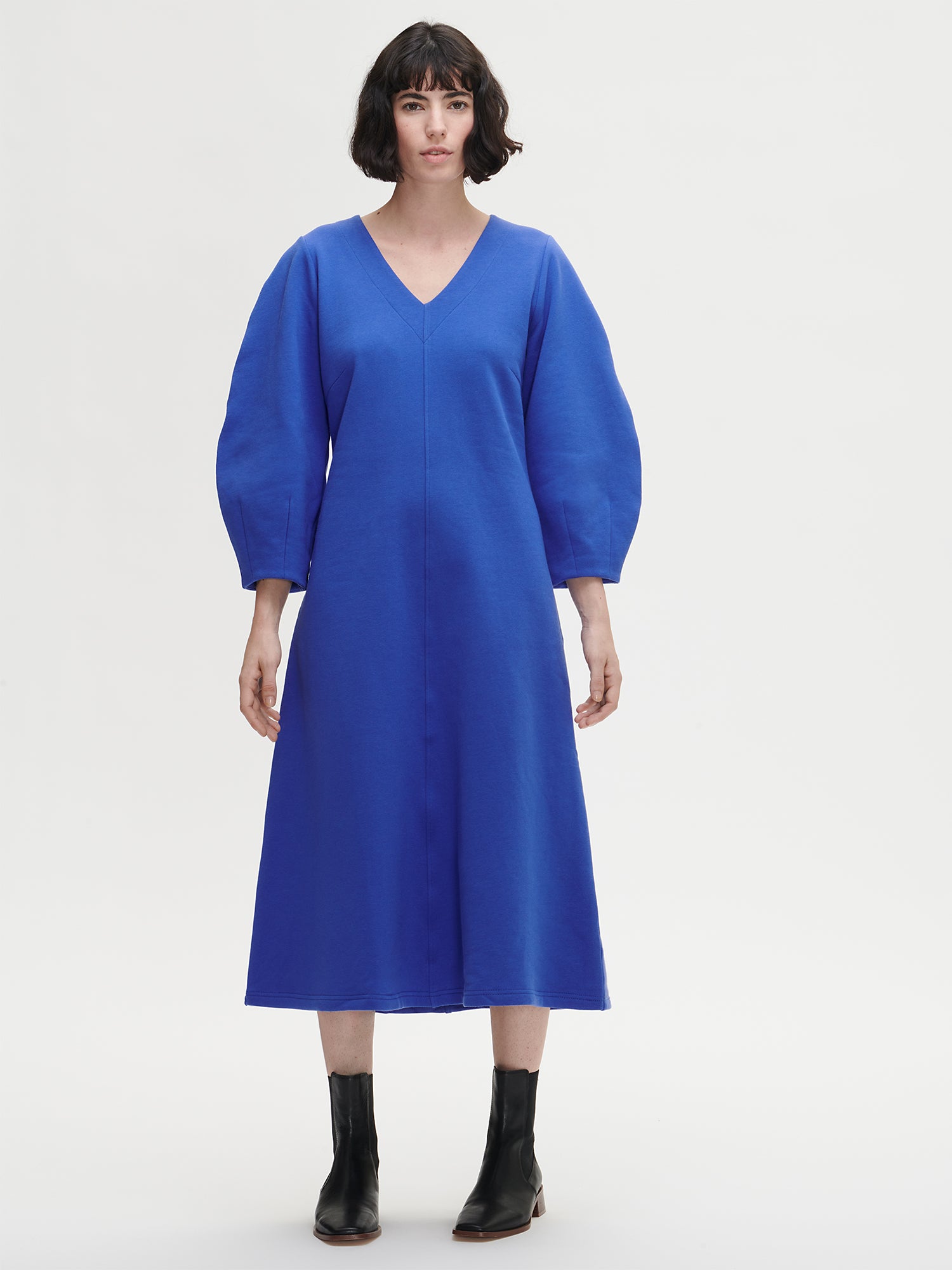 Nanson naisten tyylikäs  sininen Muoto-mekko näyttävillä hihoilla. 