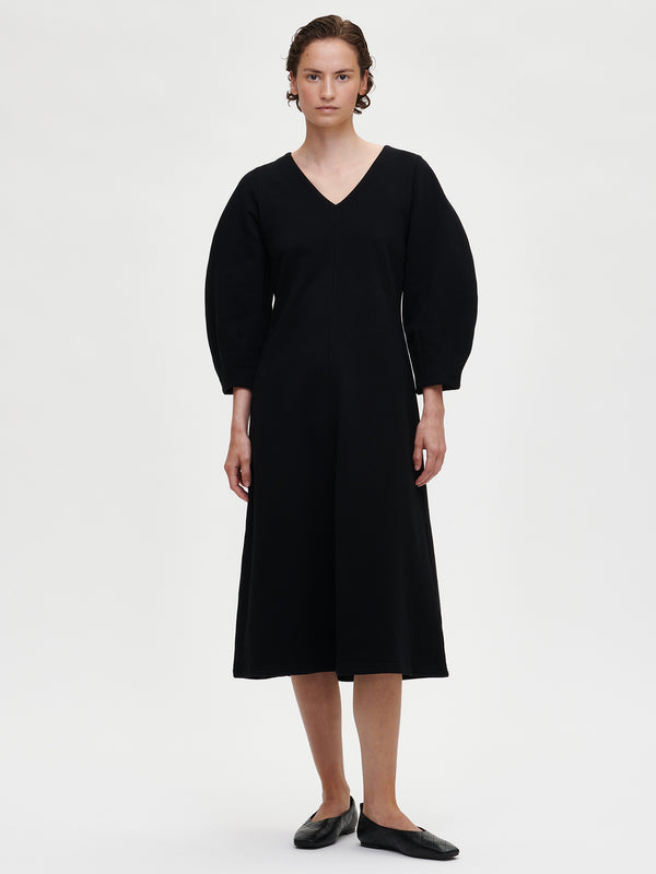 Nanson naisten tyylikäs musta Muoto-mekko näyttävillä hihoilla.