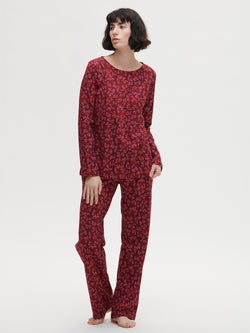 Nanson naisten kuosillinen punasävyinen Punaherukka-pyjama pitkillä hihoilla ja ovaalilla pääntiellä.
