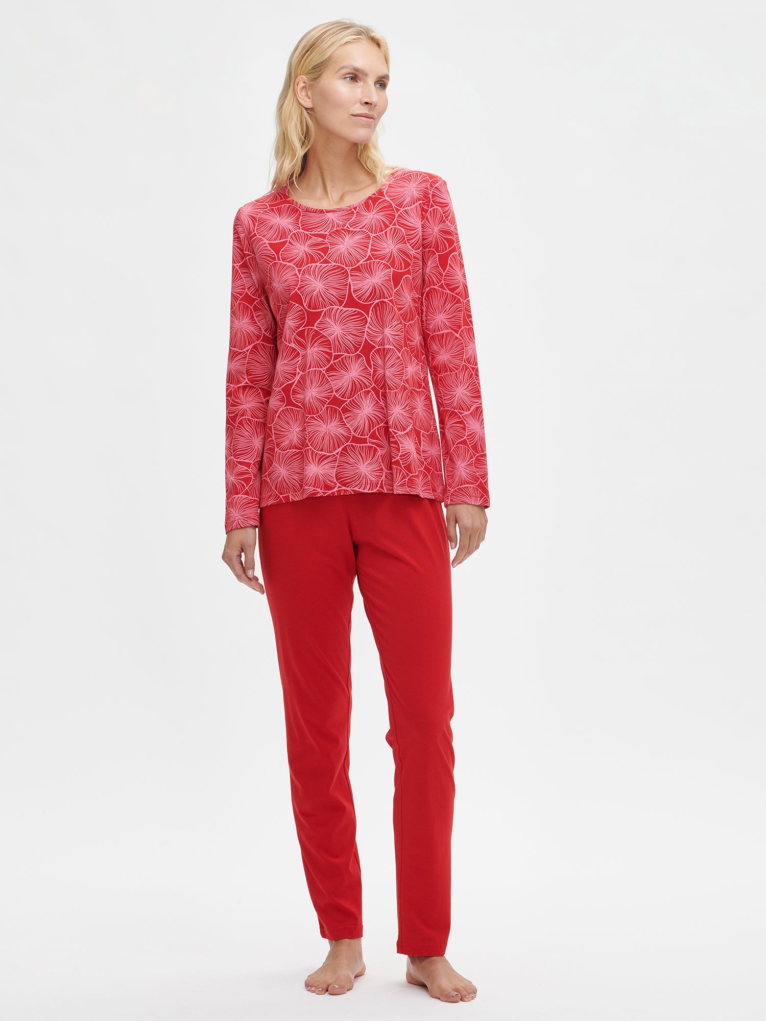 Nanson naisten kuosillinen punasävyinen Mandariini-pyjama pitkillä hihoilla ja pyöreällä pääntiellä.