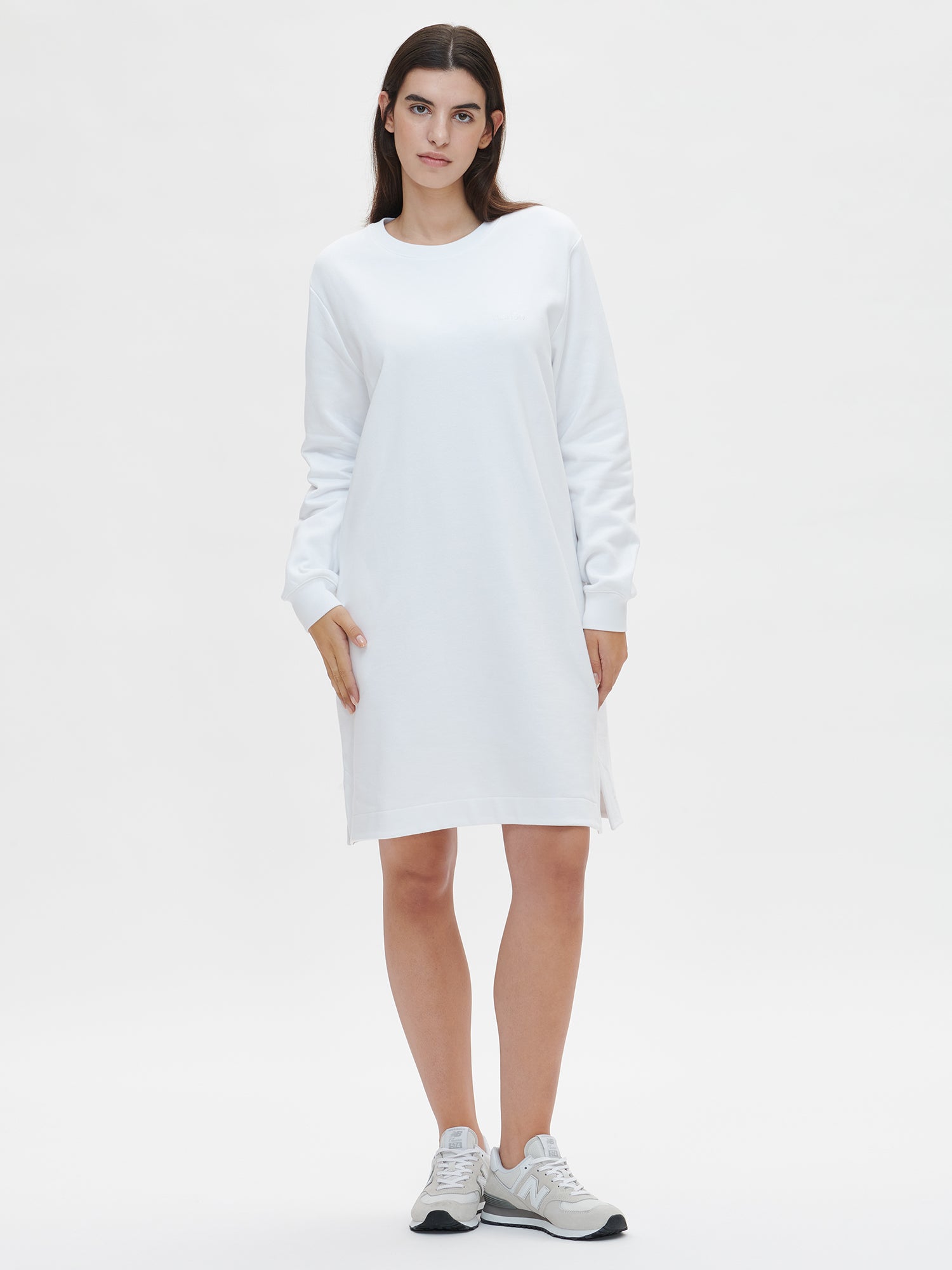 Nanson naisten mukava valkoinen Softis-mekko, jossa on rinnassa kirjailtu nanso-logo. 