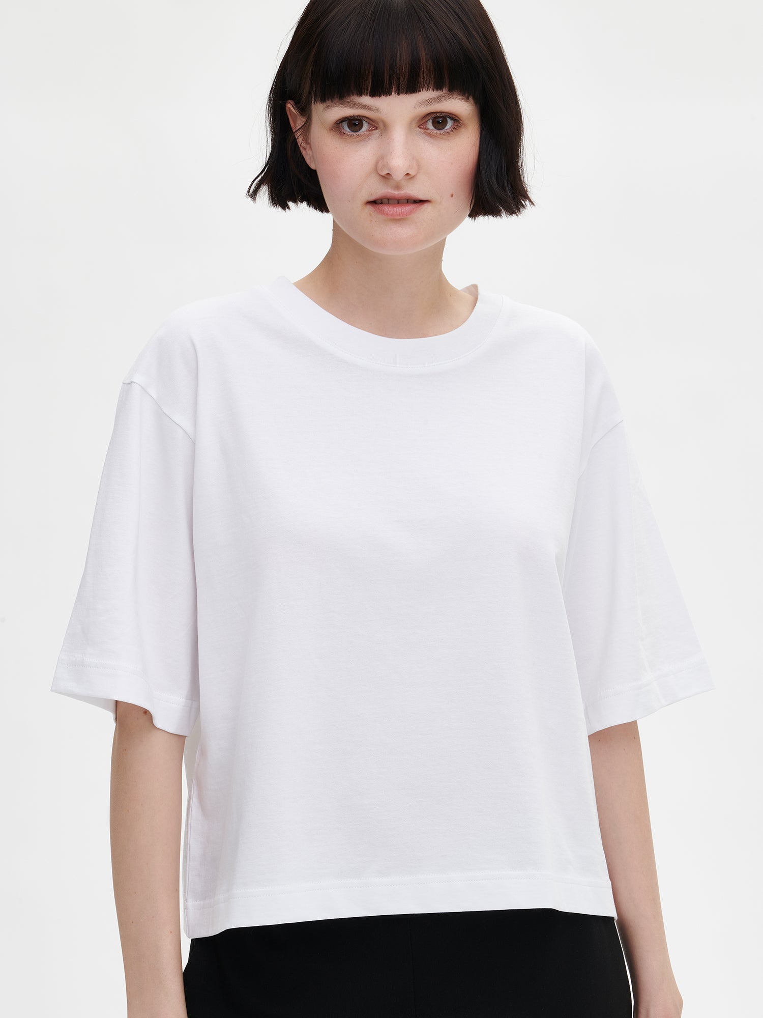 Nanson naisten laadukas valkoinen Kroppi-t-paita mallin päällä edestä.