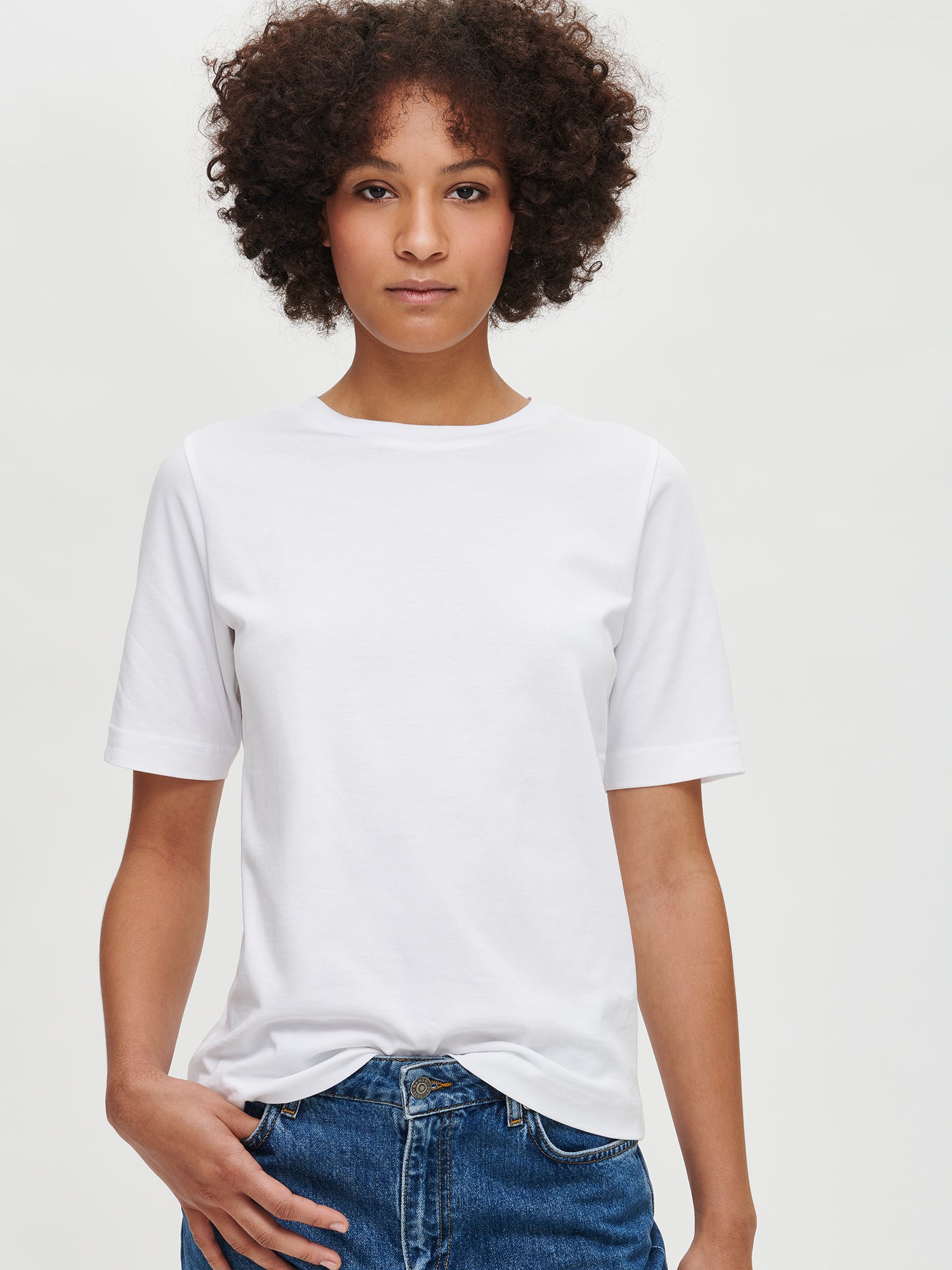 Nanson naisten laadukas valkoinen Normi-t-paita mallin päällä lähikuvassa.