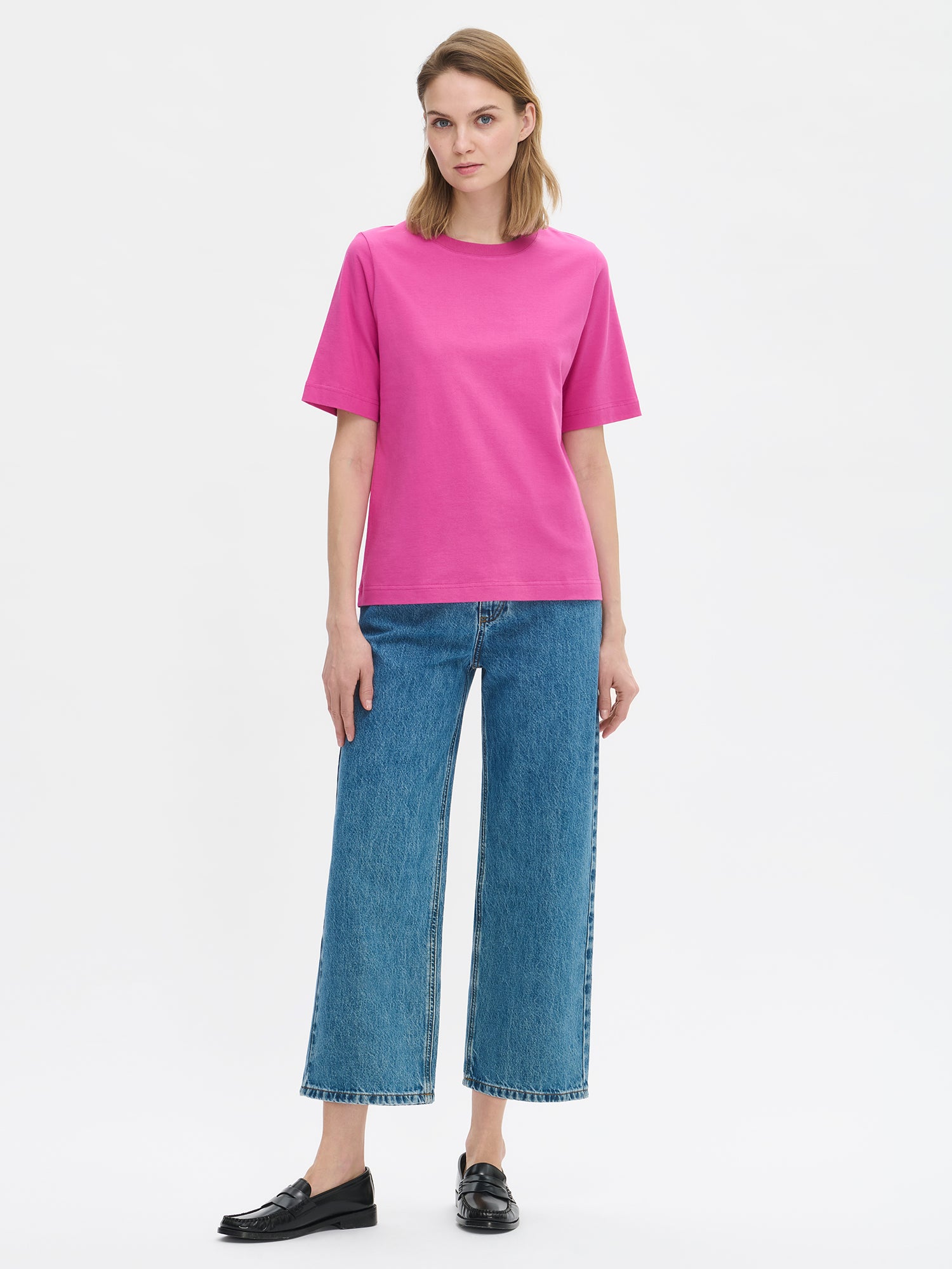 Nanson naisten siniset Cropped Levee-farkut t-paidan kanssa.