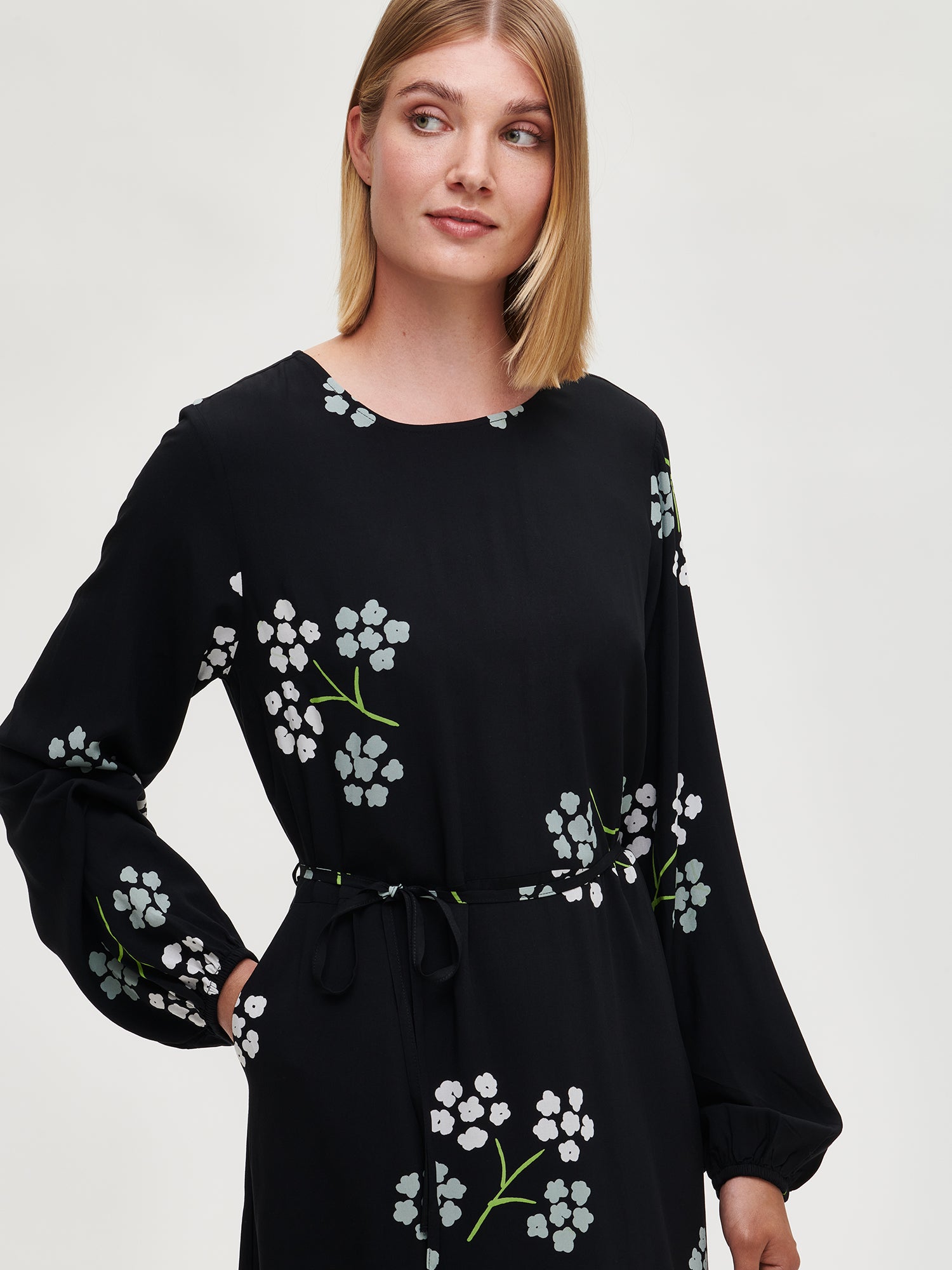 Nanson naisten kukkakuviollinen musta Cassia-mekko mallin päällä lähikuvassa