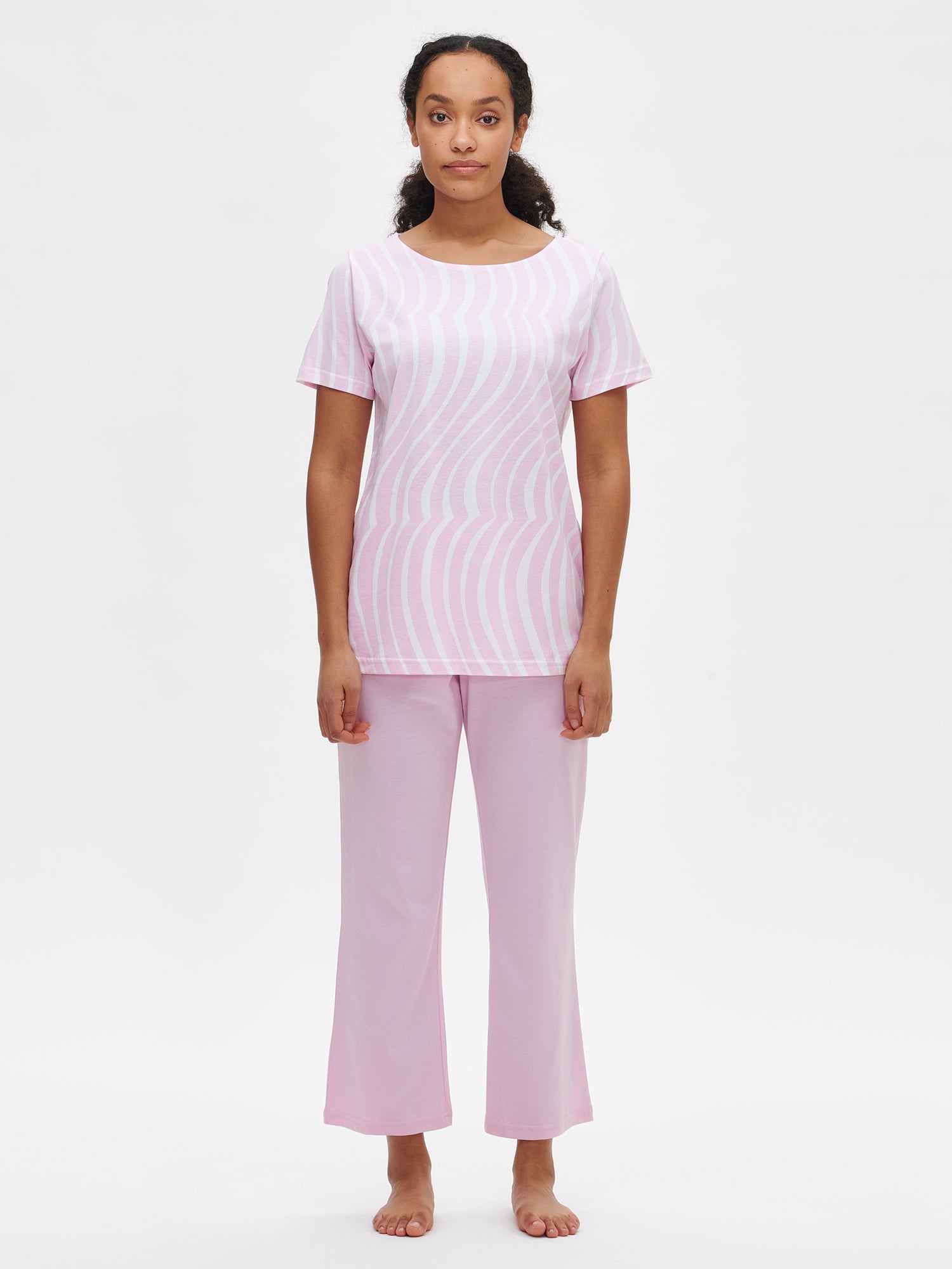 Nanson naisten kuosillinen pinkki Dyyni-pyjama lyhyillä hihoilla ja ovaalilla pääntiellä.