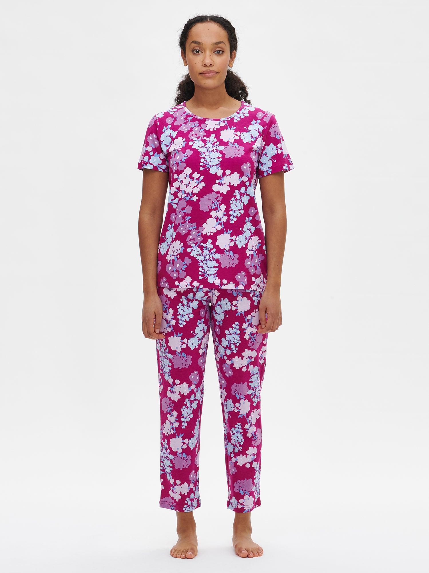 Nanson naisten kuosillinen fuksia Verbena-pyjama lyhyillä hihoilla mallin päällä.